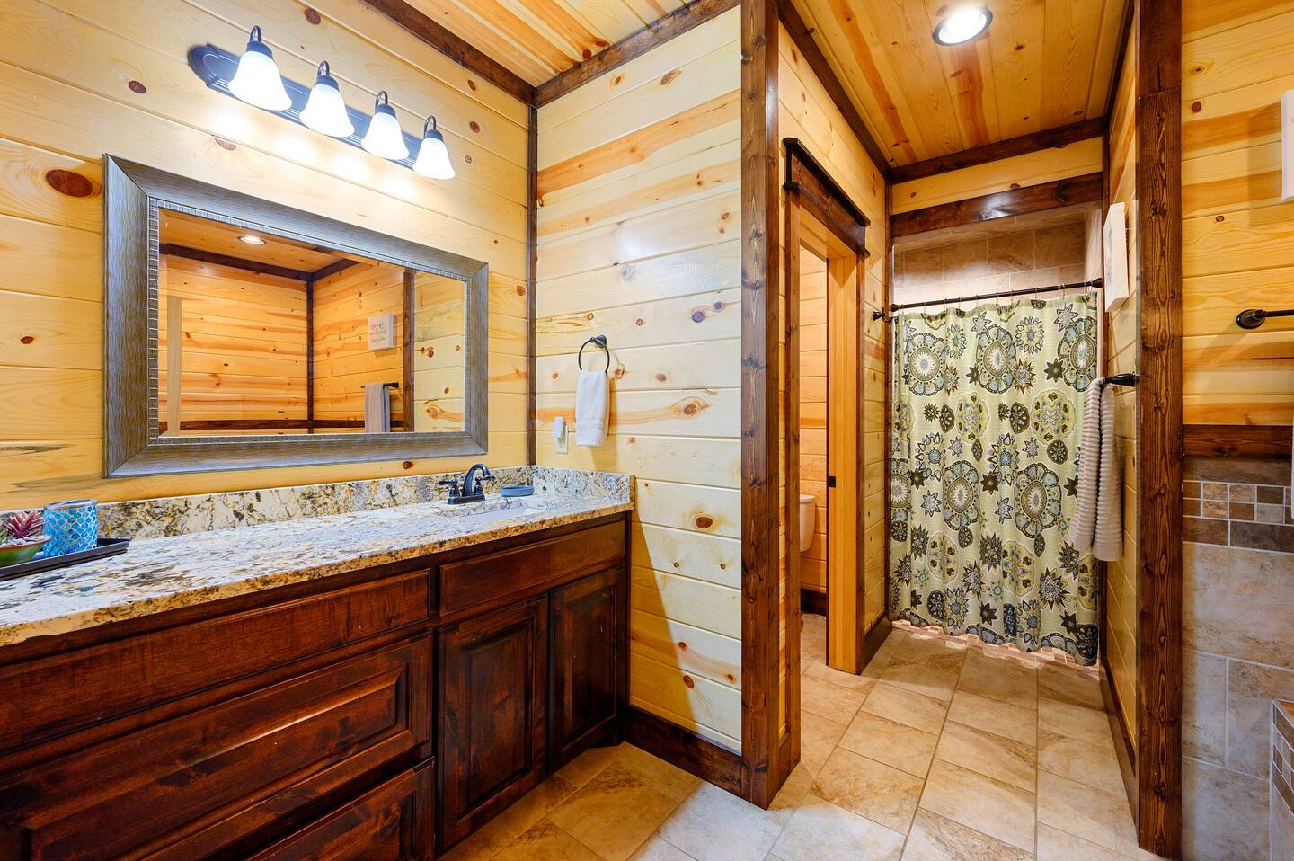 The Great Escape! 4BR w Game Room - Hot Tub - Sleeps 12