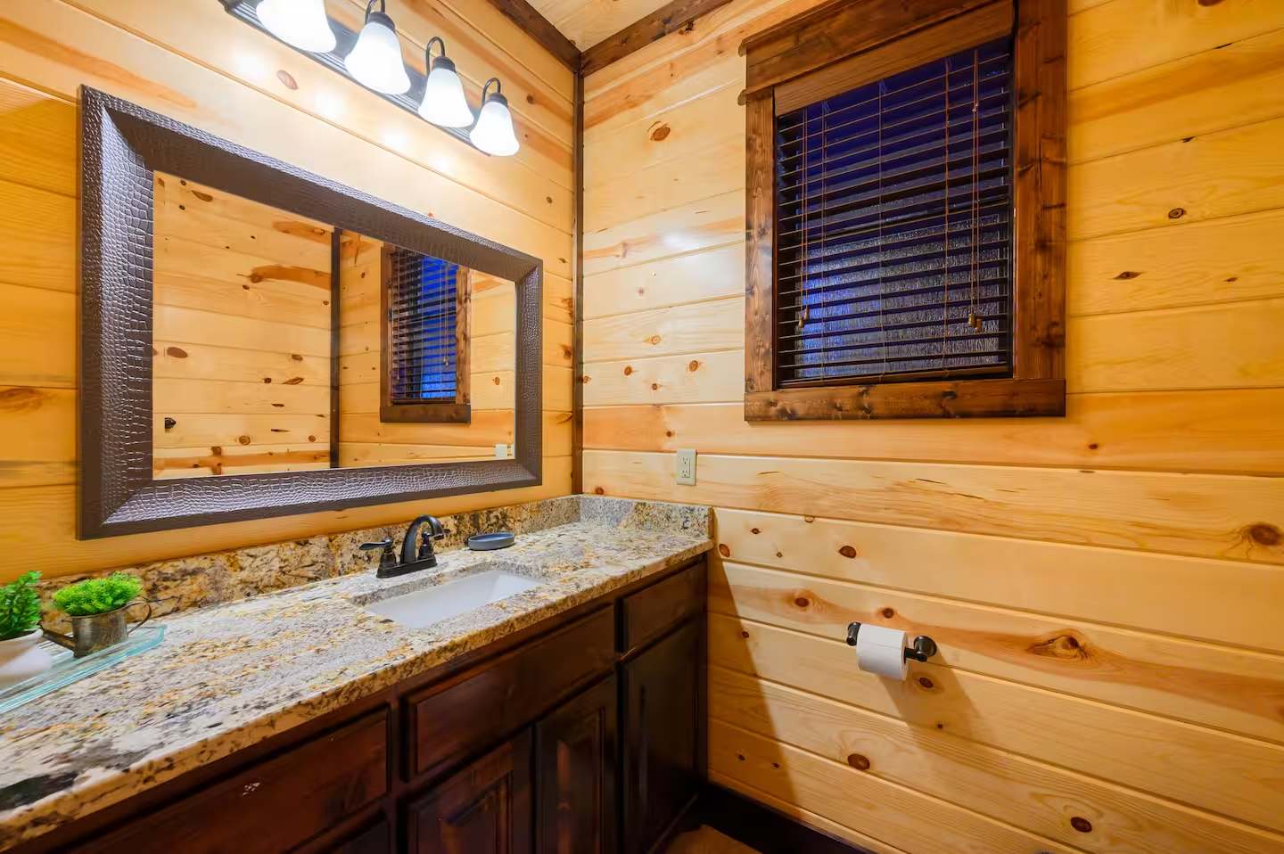 The Great Escape! 4BR w Game Room - Hot Tub - Sleeps 12