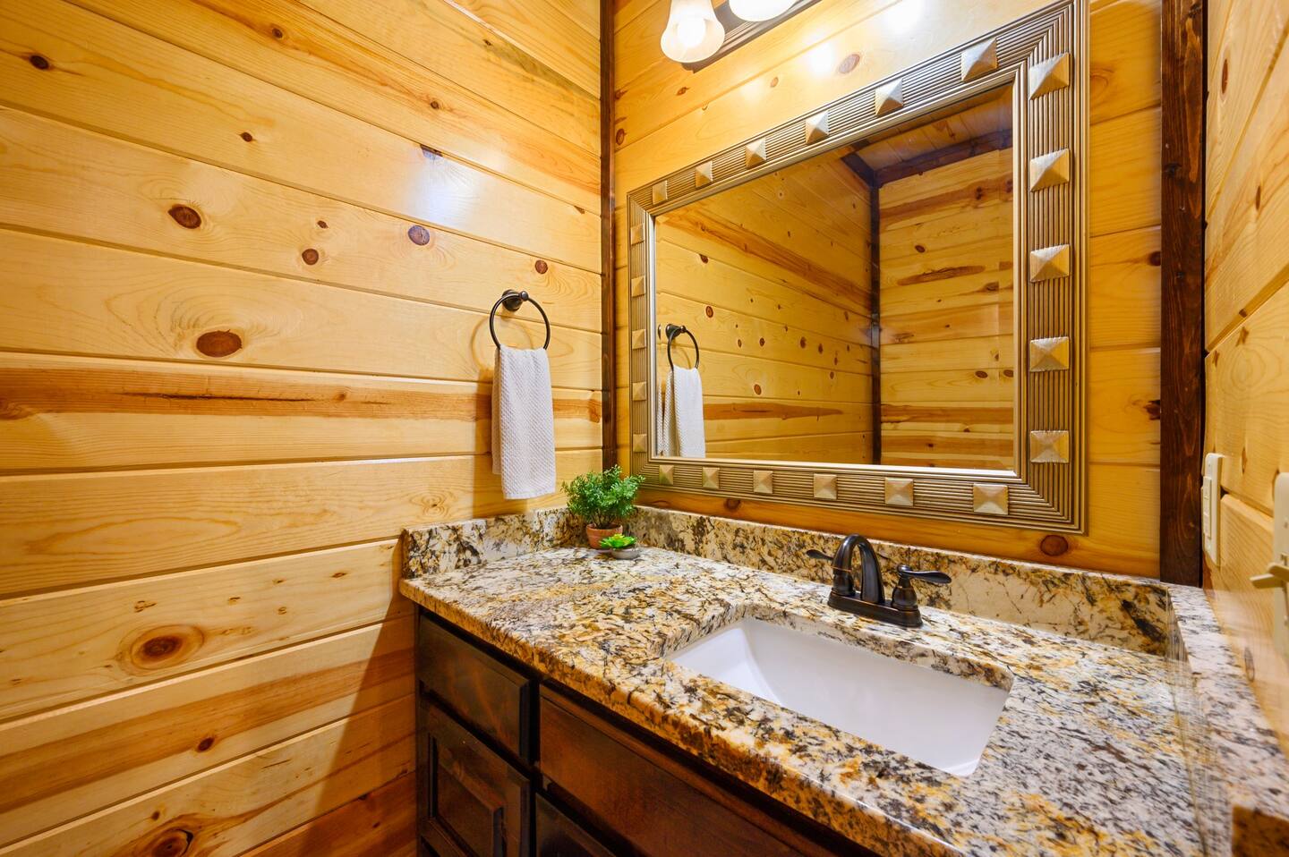 The Great Escape! 4BR w Game Room - Hot Tub - Sleeps 12