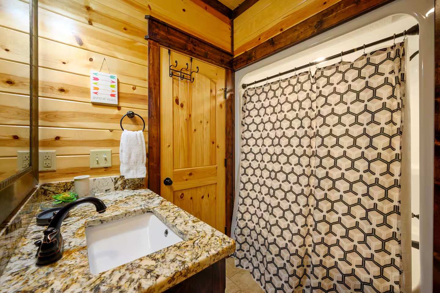 The Great Escape! 4BR w Game Room - Hot Tub - Sleeps 12
