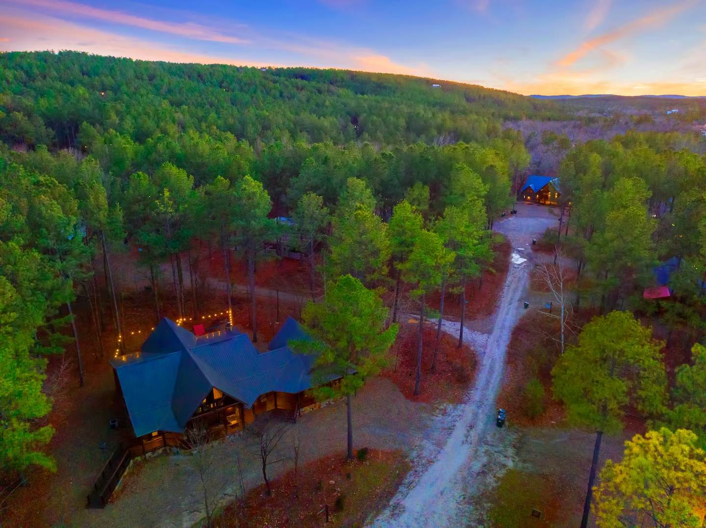 The Great Escape! 4BR w Game Room - Hot Tub - Sleeps 12