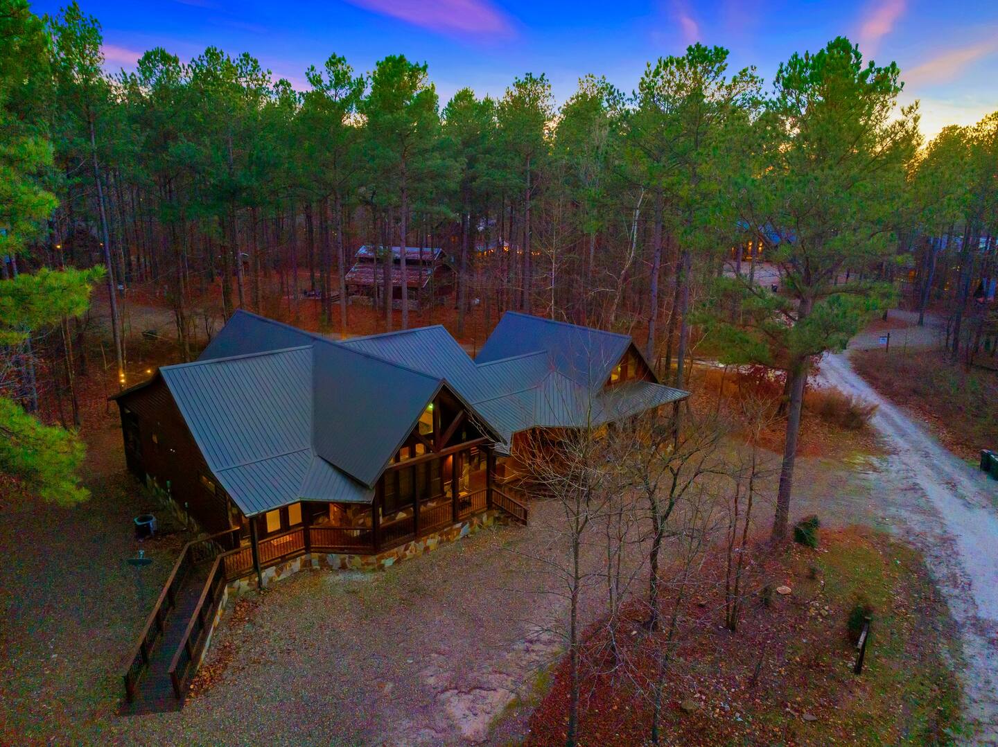 The Great Escape! 4BR w Game Room - Hot Tub - Sleeps 12