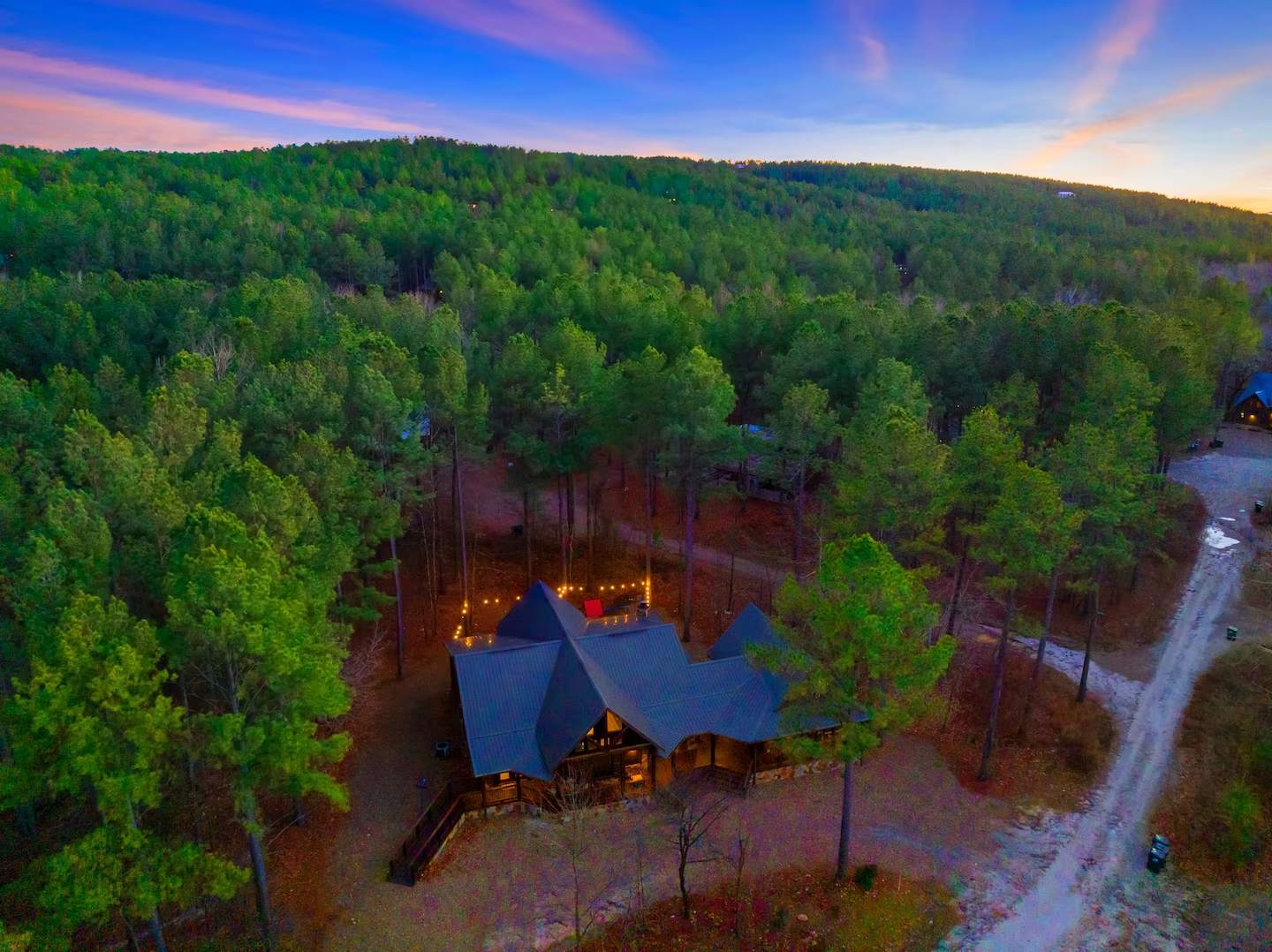 The Great Escape! 4BR w Game Room - Hot Tub - Sleeps 12