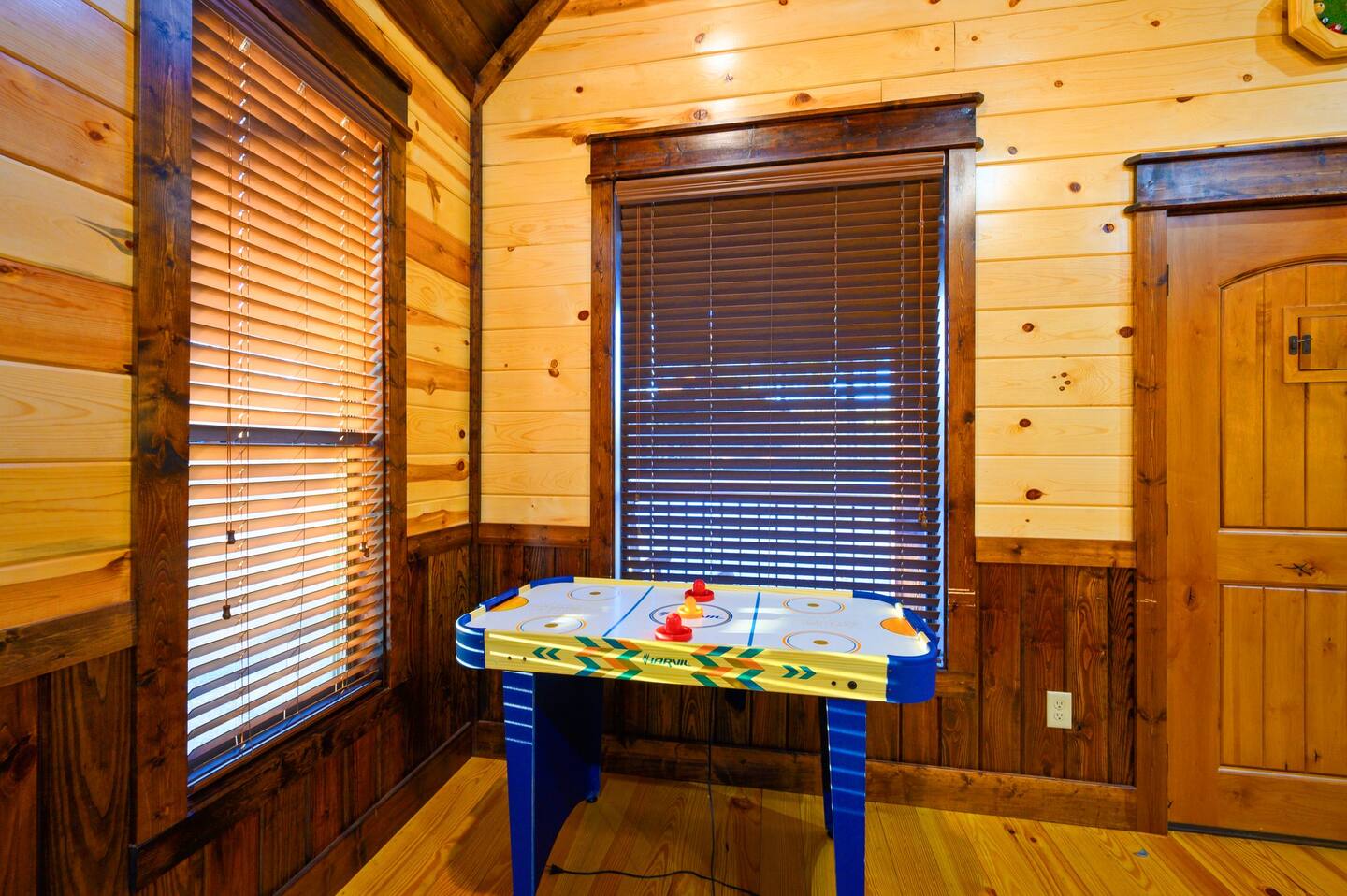 The Great Escape! 4BR w Game Room - Hot Tub - Sleeps 12