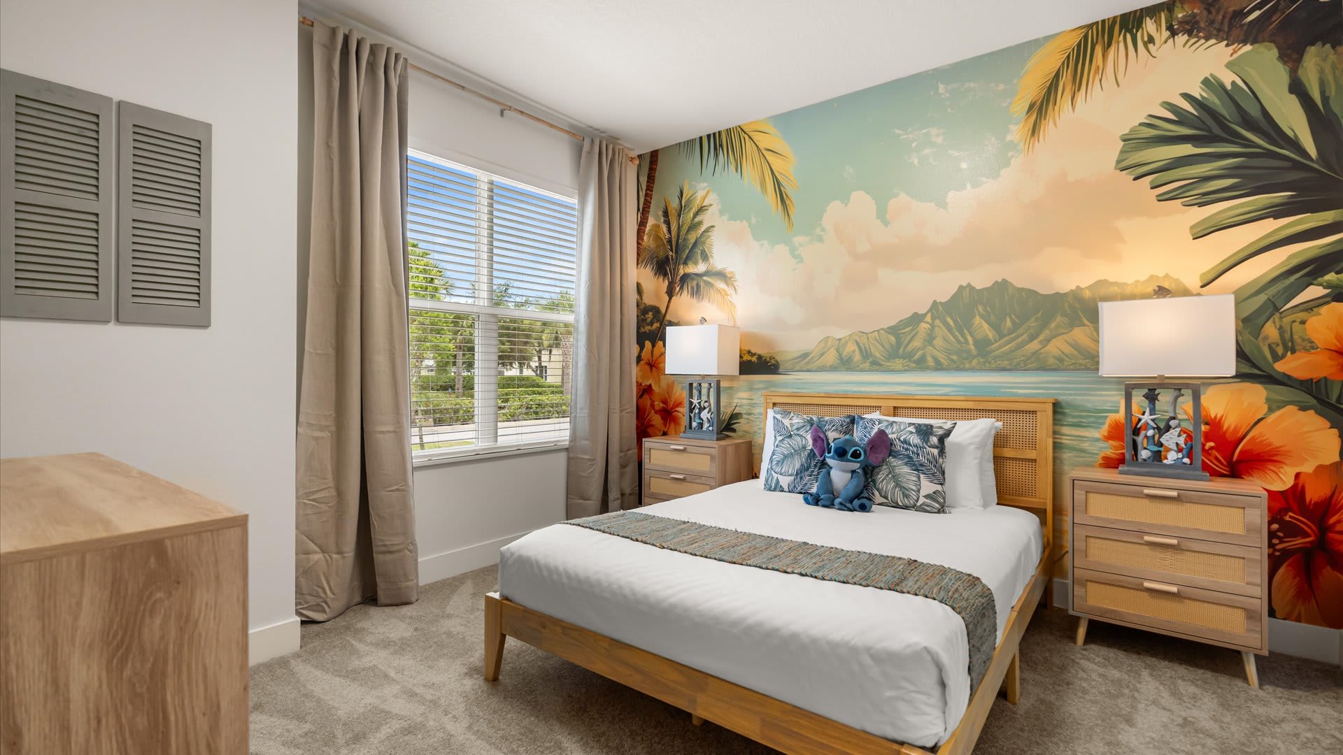 Tranquil Queen Bedroom with Vibrant Wall Backdrop