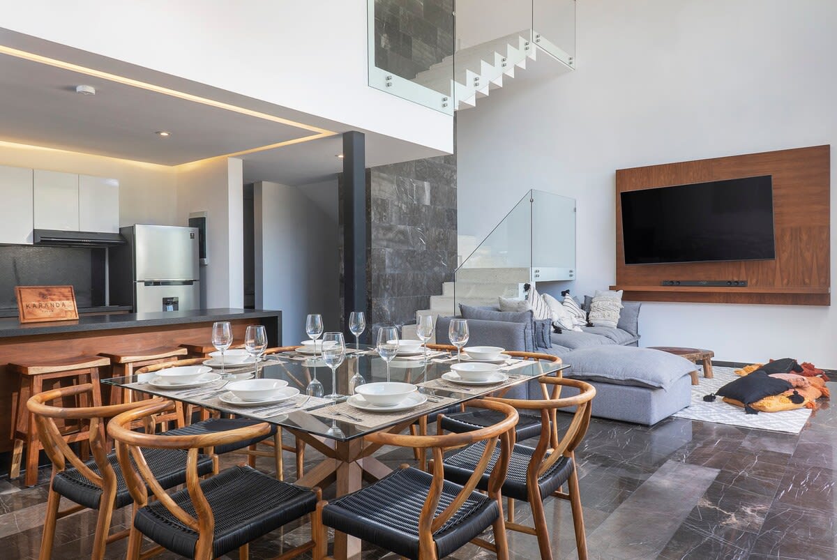 Dining area & kitchen