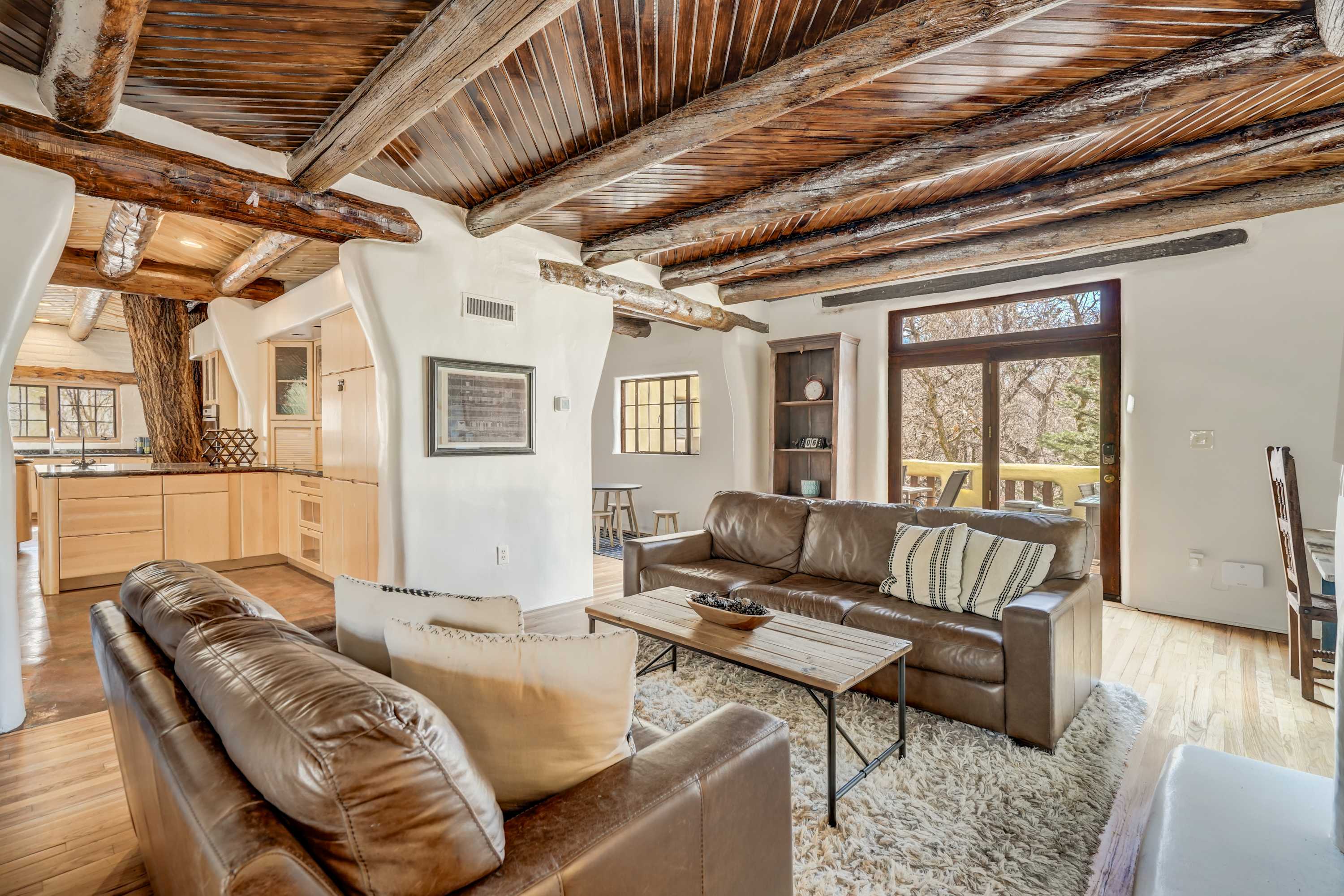 Adobe del Sur! Architectural Gem Near Broadmoor