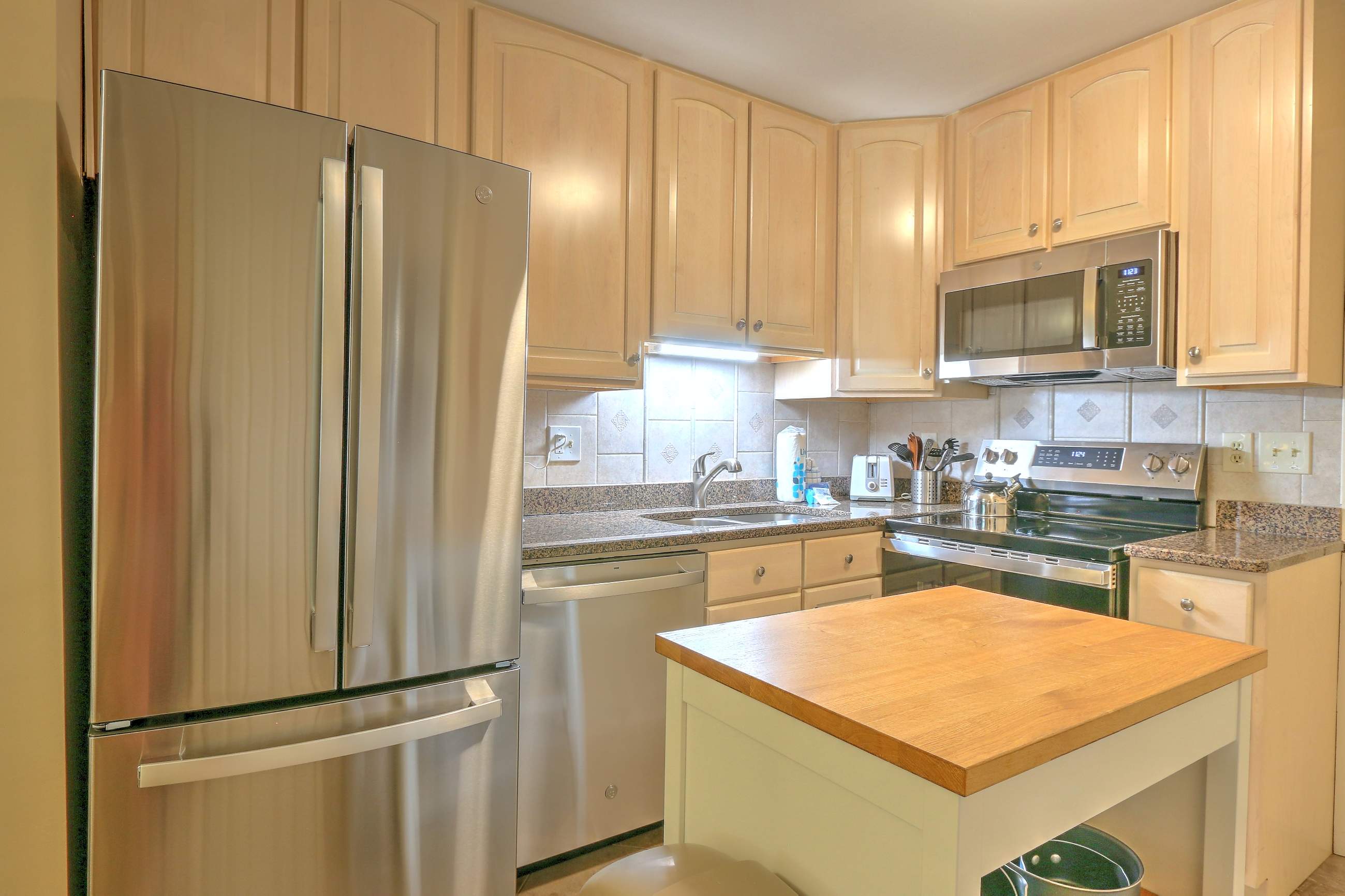 Fiddler's Cove Retreat - Top-Floor Beach Condo, Pool, Walk to Shore