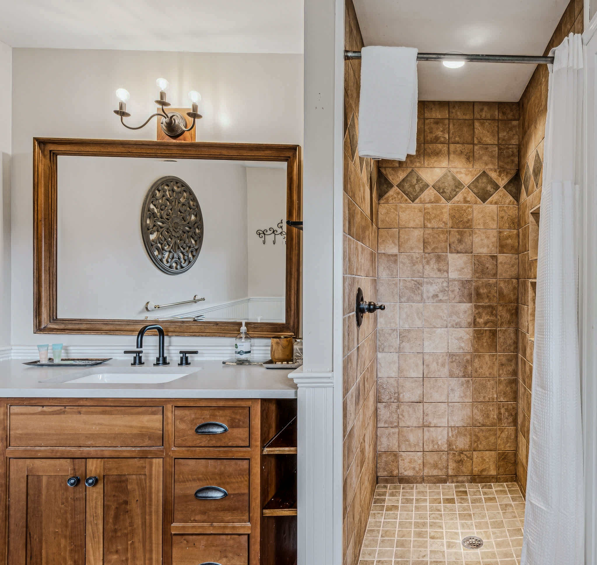 Walk to S6! Pool Table/Fireplace | Saskadena Lodge
