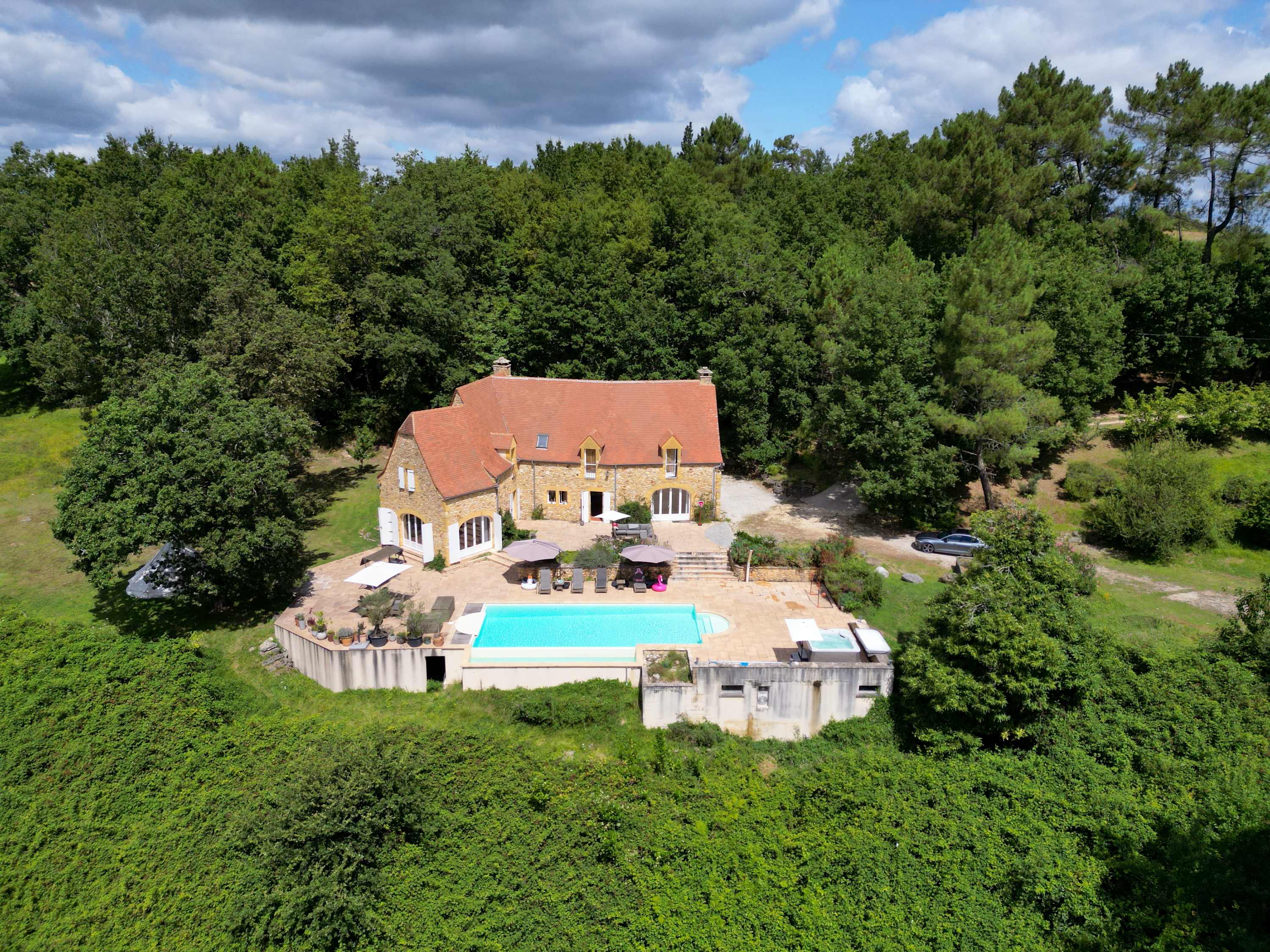 Luxury secluded chateau with pool and hot tub — Beynac-et-Cazenac, Nouvelle-Aquitaine — vacation rental