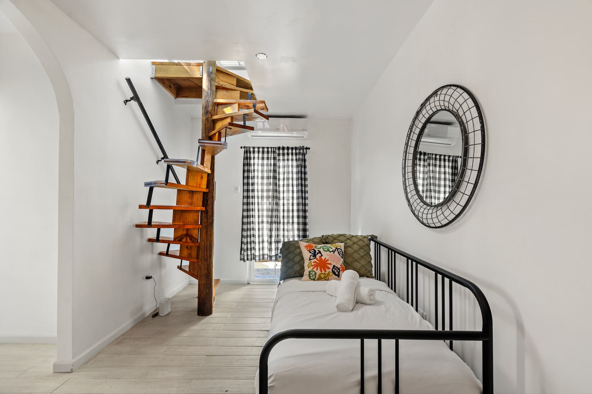 Villa Bohemia  I, Unit 5: Back House 2nd fl