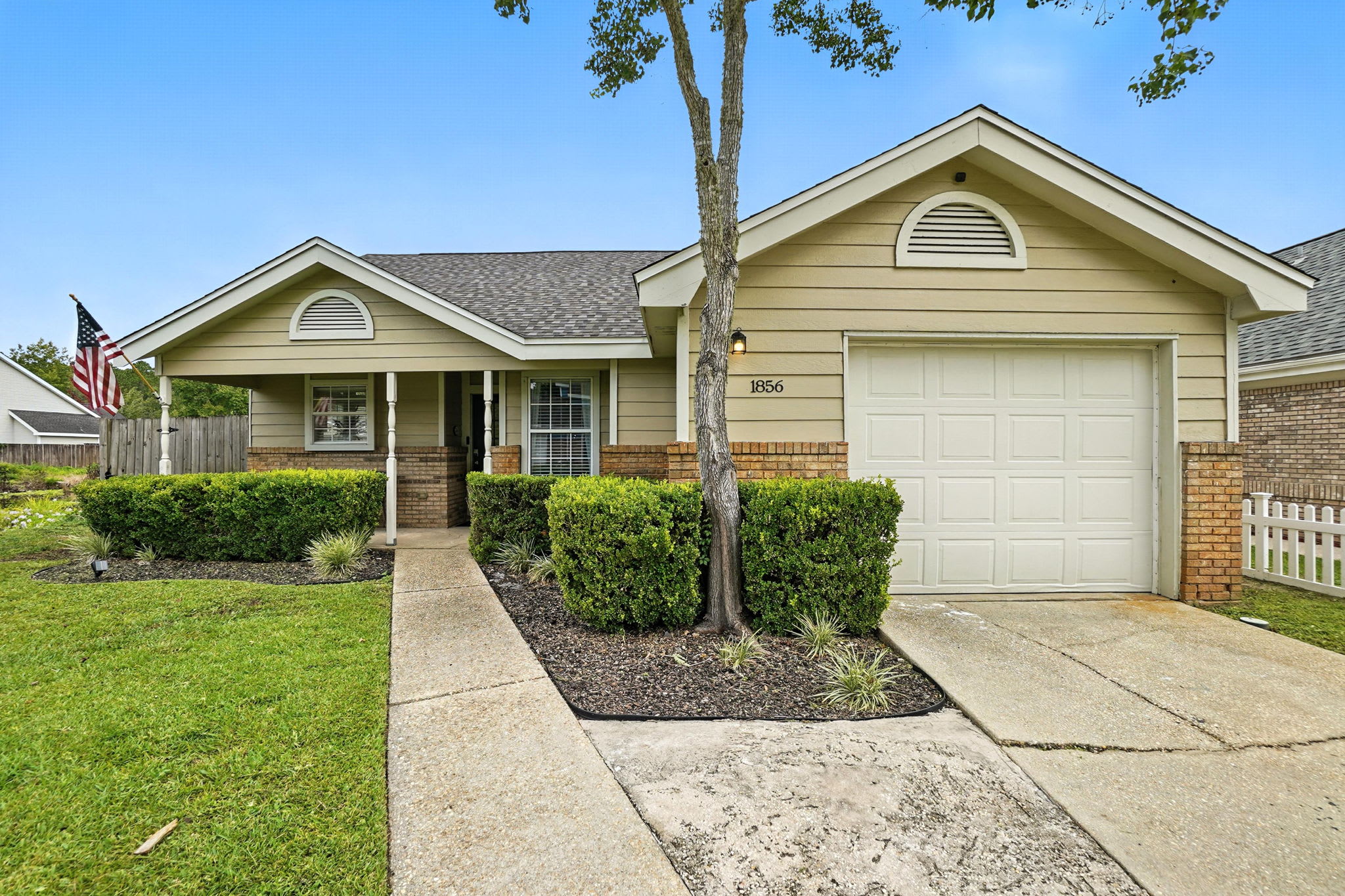 Stylish Retreat With Fenced Backyard And Game Room - Inviting Oasis - Fort Walton Beach, FL
