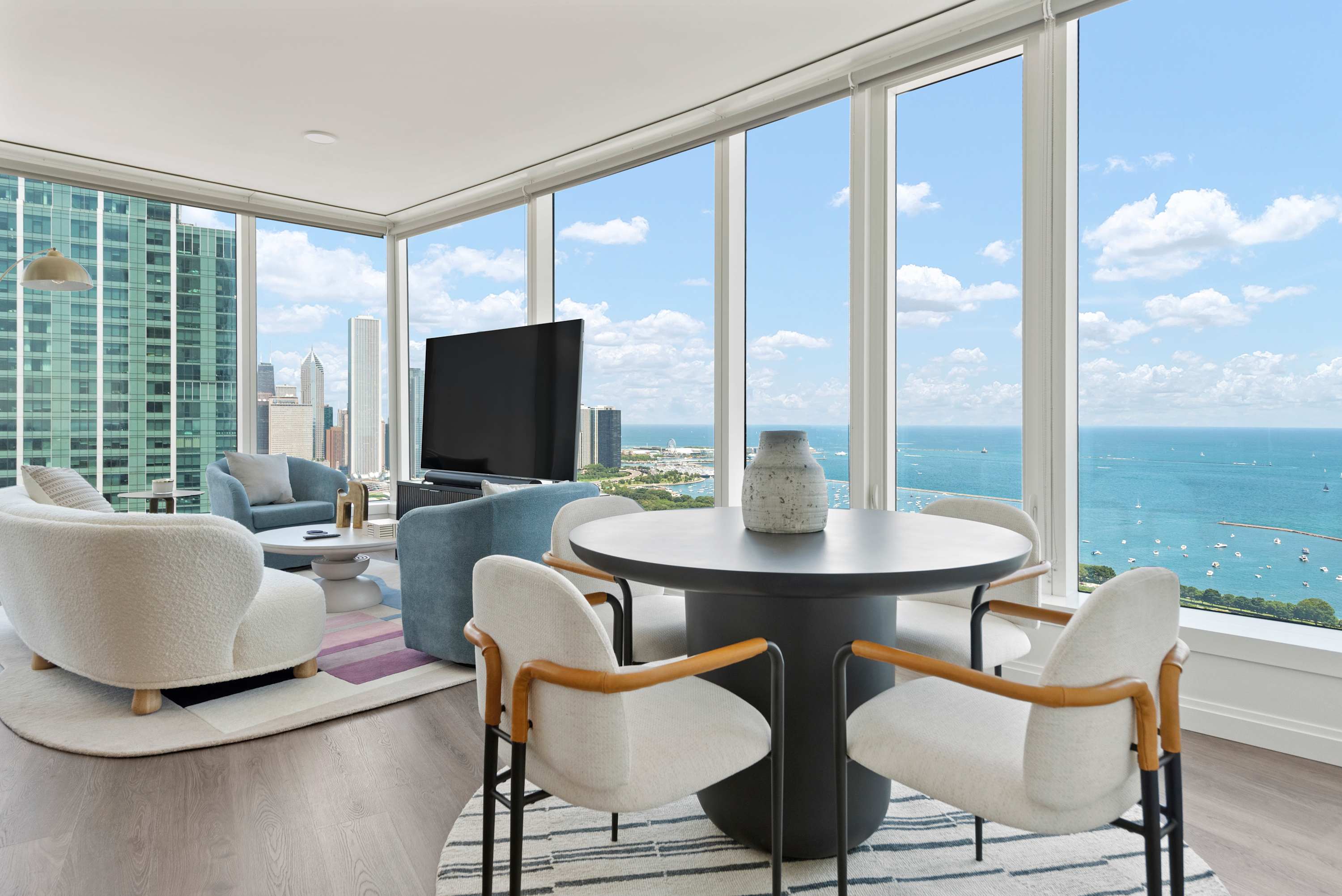 High-floor 2brs With City & Lake Views - Chicago, IL