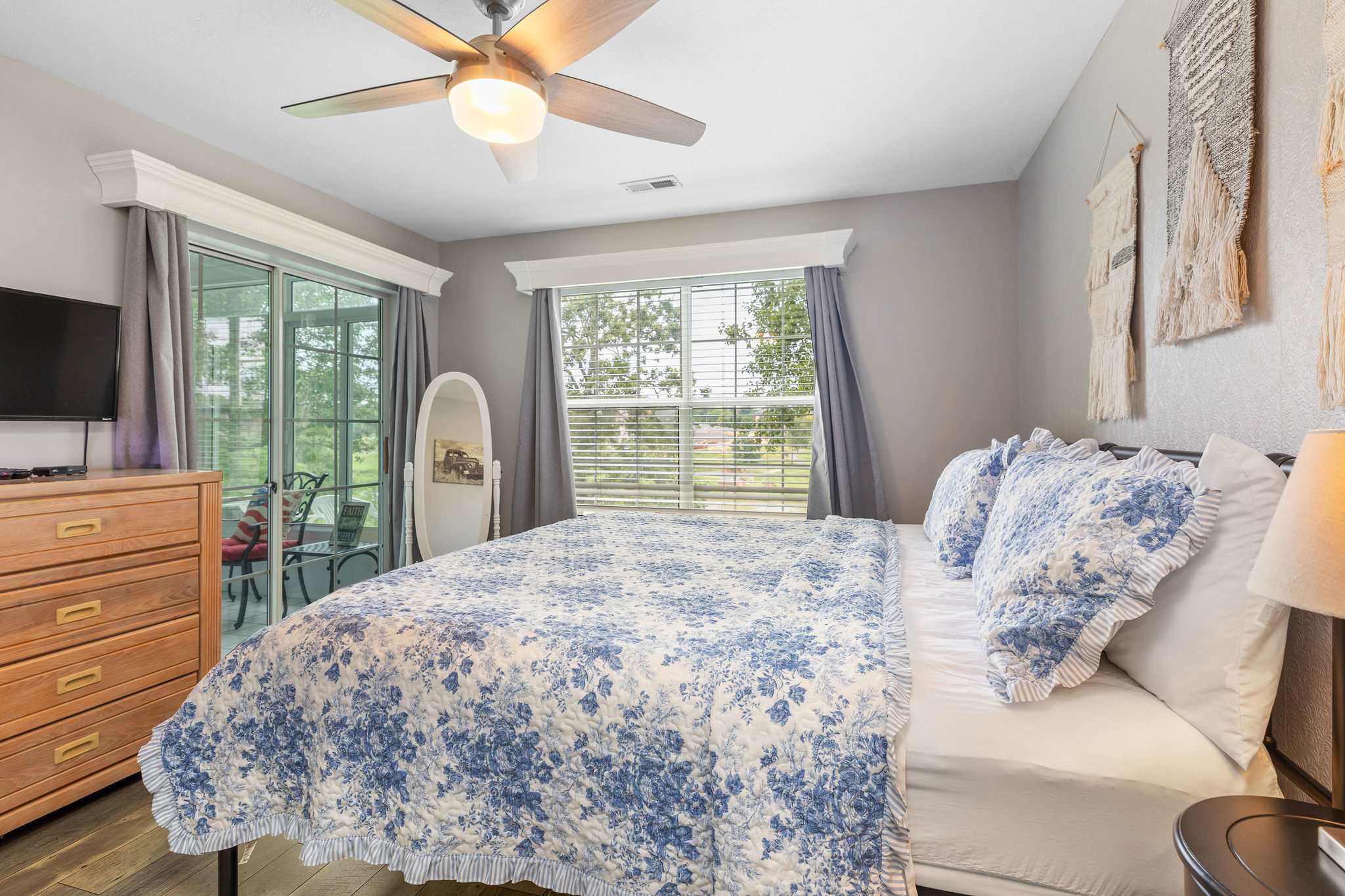 Primary King bedroom - With sliding door to patio & spectacular views