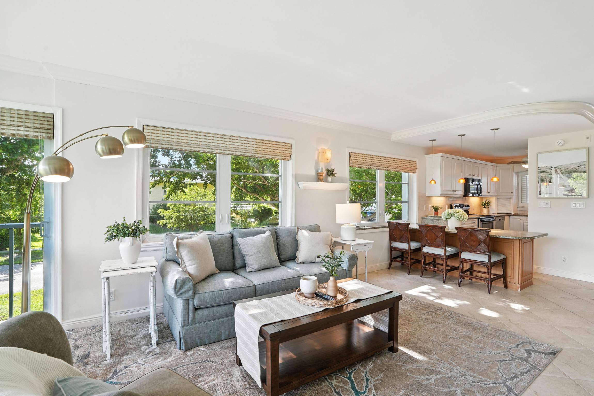 Olde Naples Condo Walk to Beach Dining