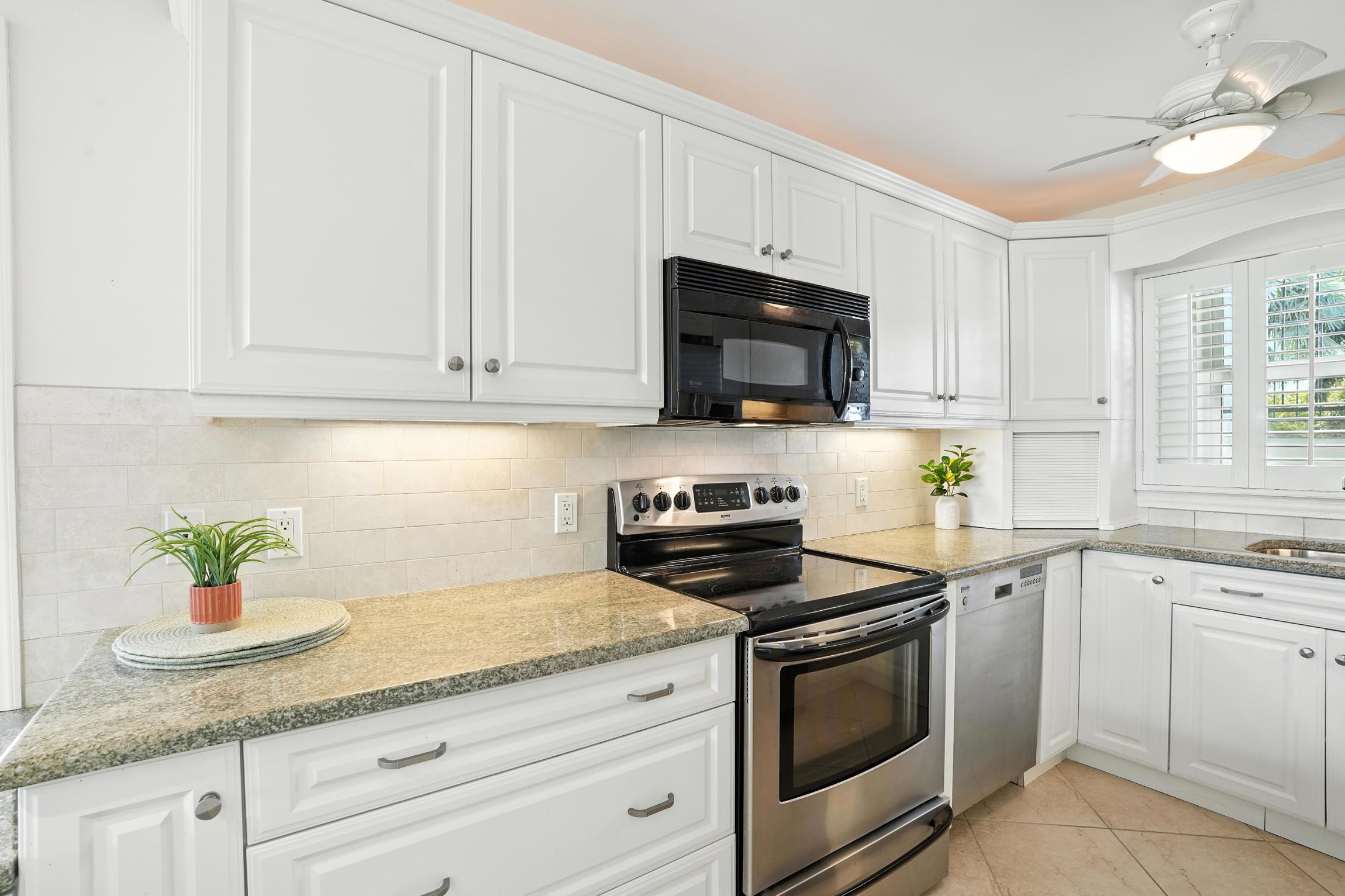 Olde Naples Condo Walk to Beach Dining | Photo 10