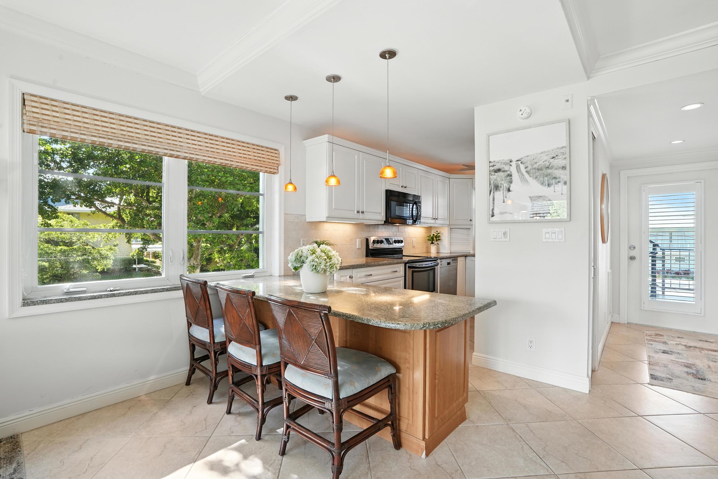 Olde Naples Condo Walk to Beach Dining | Photo 3