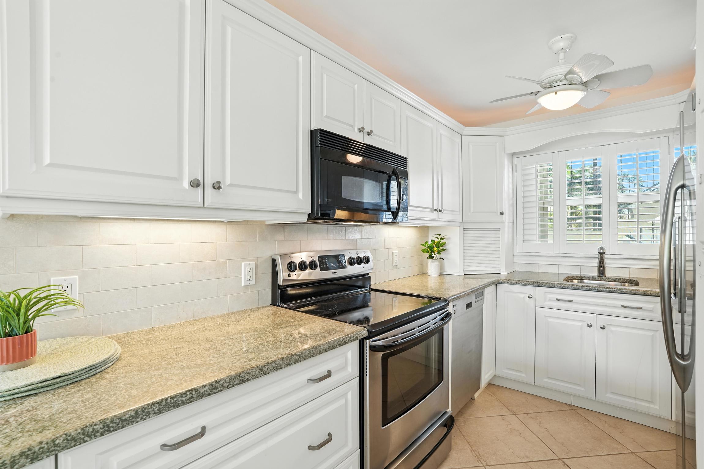 Olde Naples Condo Walk to Beach Dining | Photo 8