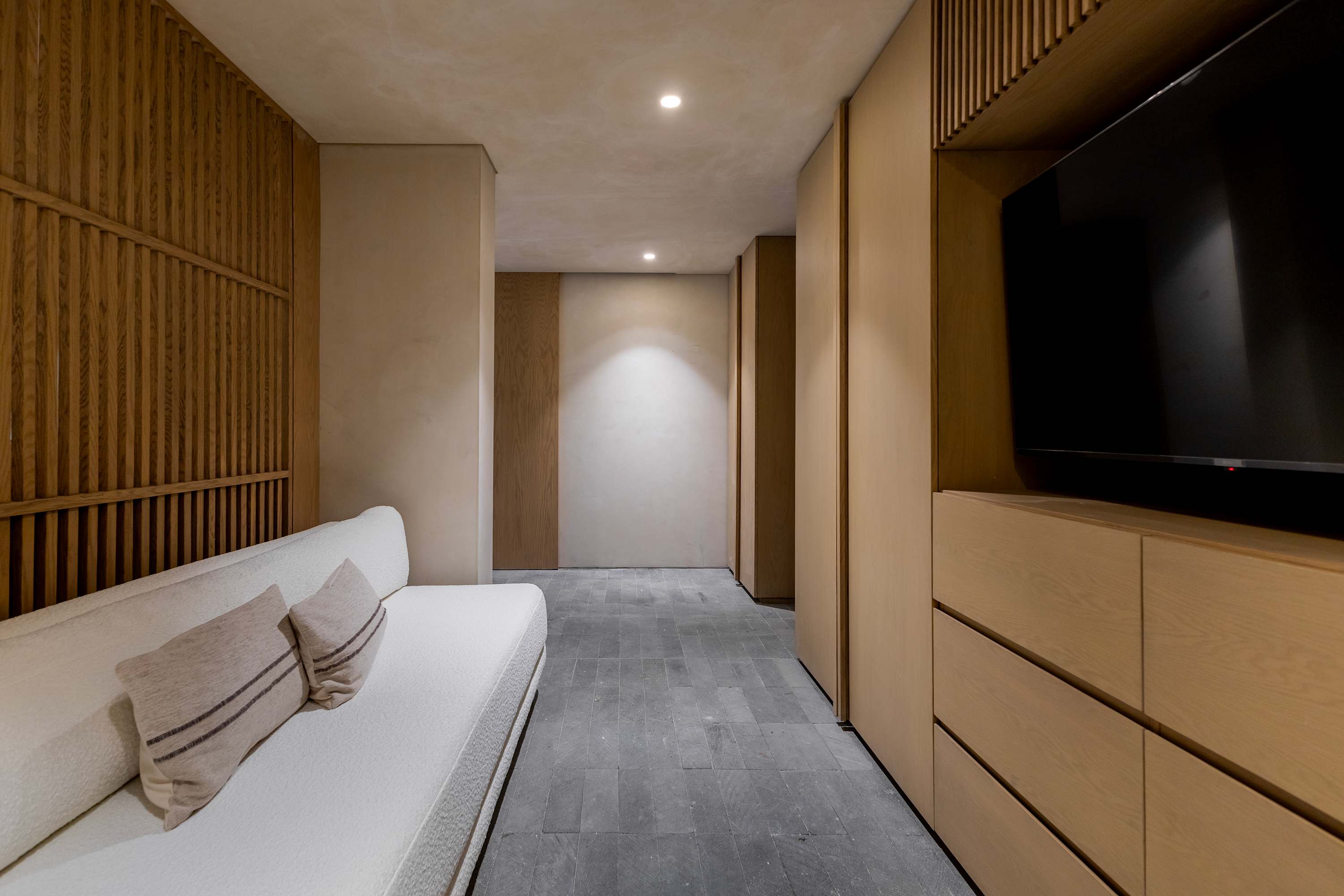 Lamartine | Boho-Minimalist Patio & Jacuzzi for 2 4
