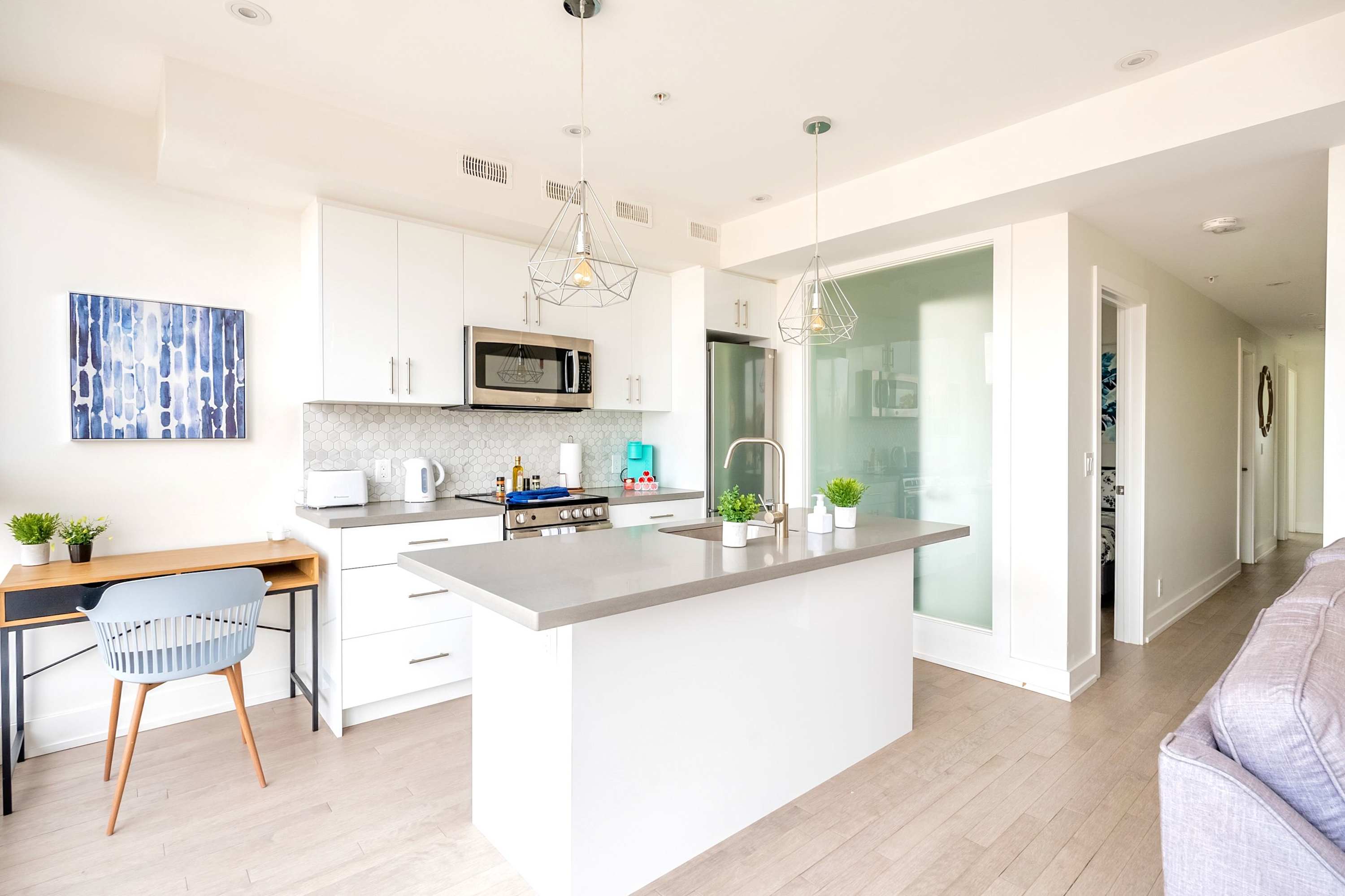 Contemporary 3BR w Natural Light High Park North | Photo 2