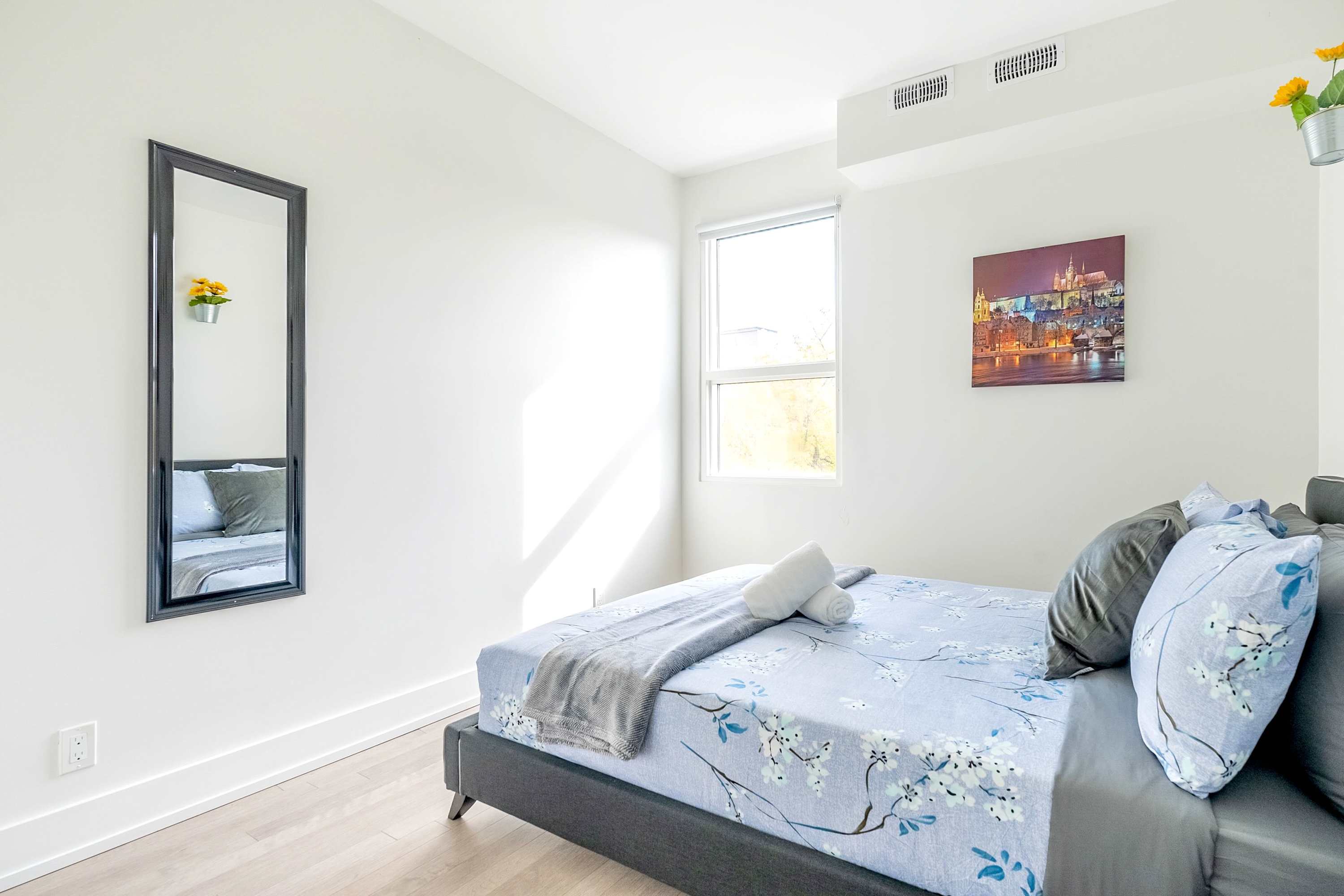 Contemporary 3BR w Natural Light High Park North | Photo 13