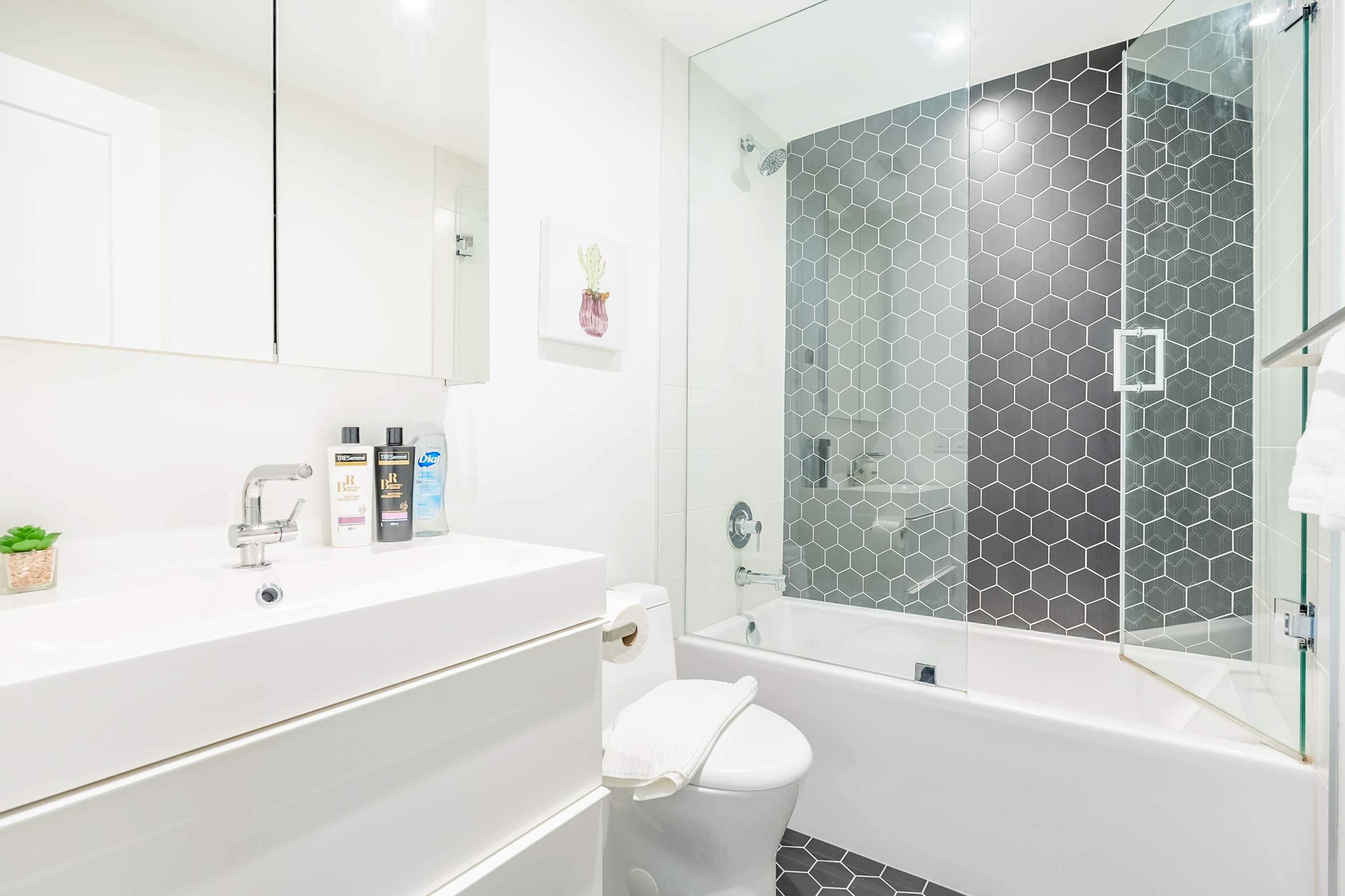 Contemporary 3BR w Natural Light High Park North | Photo 14