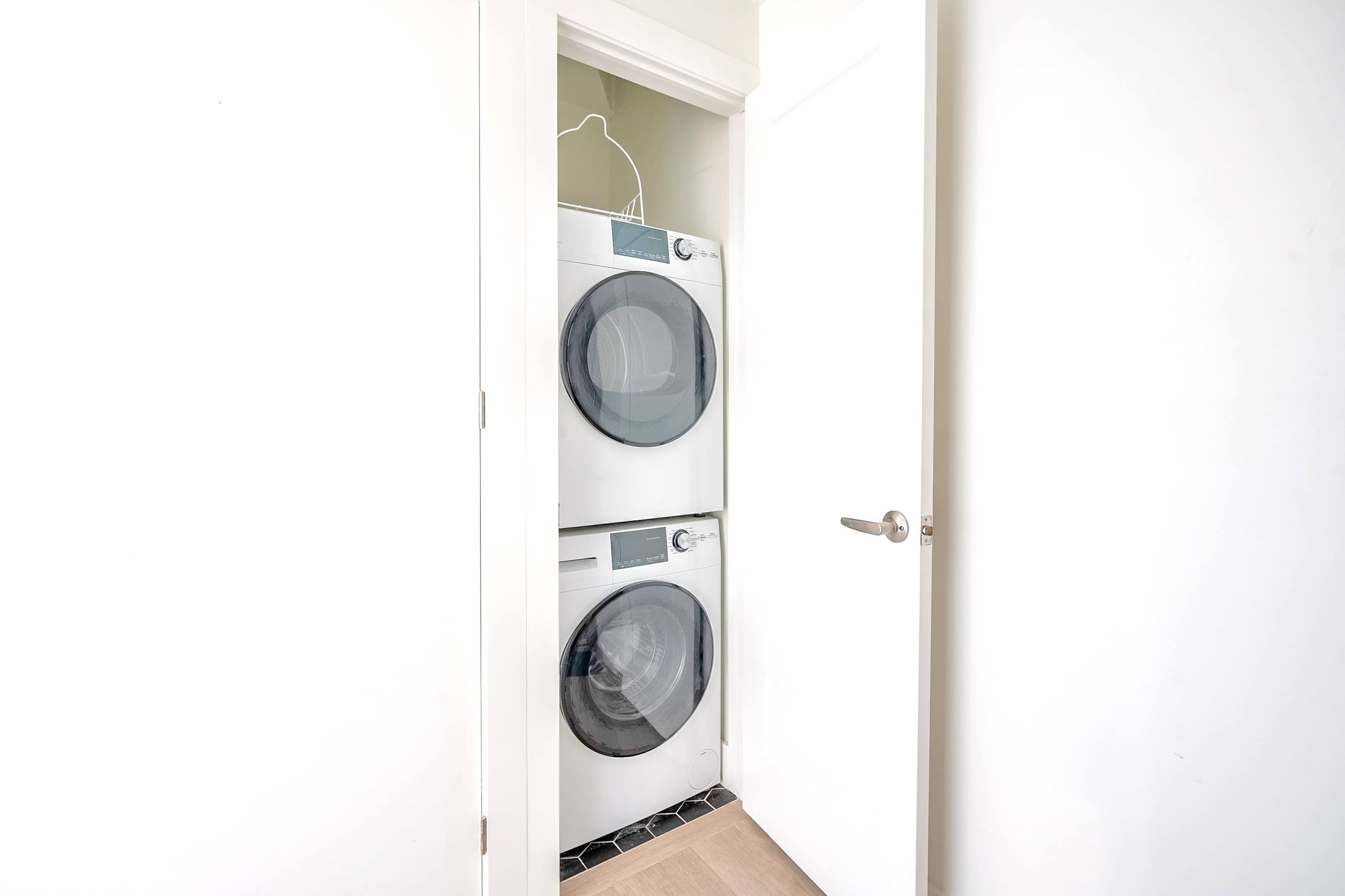 Contemporary 3BR w Natural Light High Park North | Photo 21