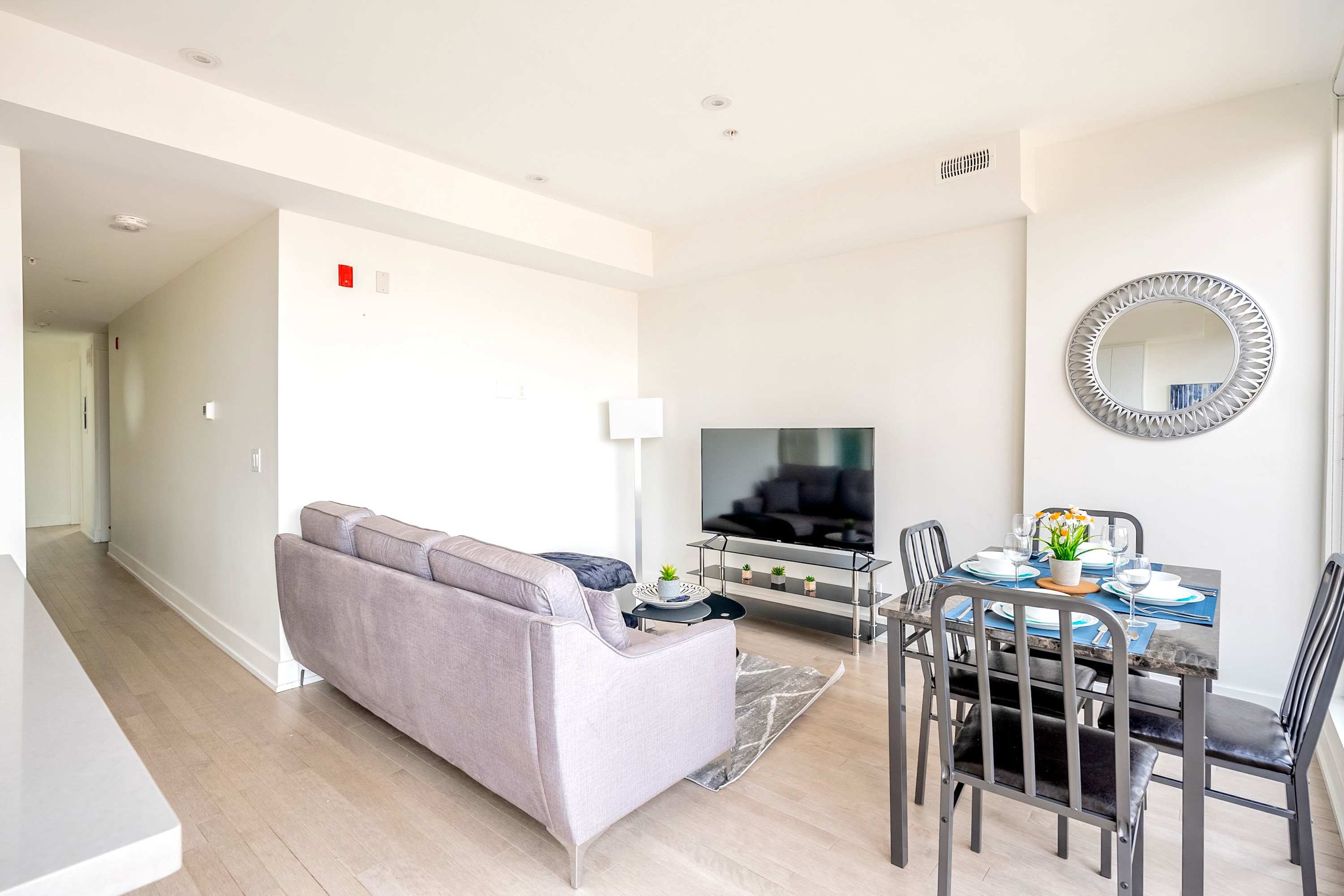 Contemporary 3BR w Natural Light High Park North | Photo 8