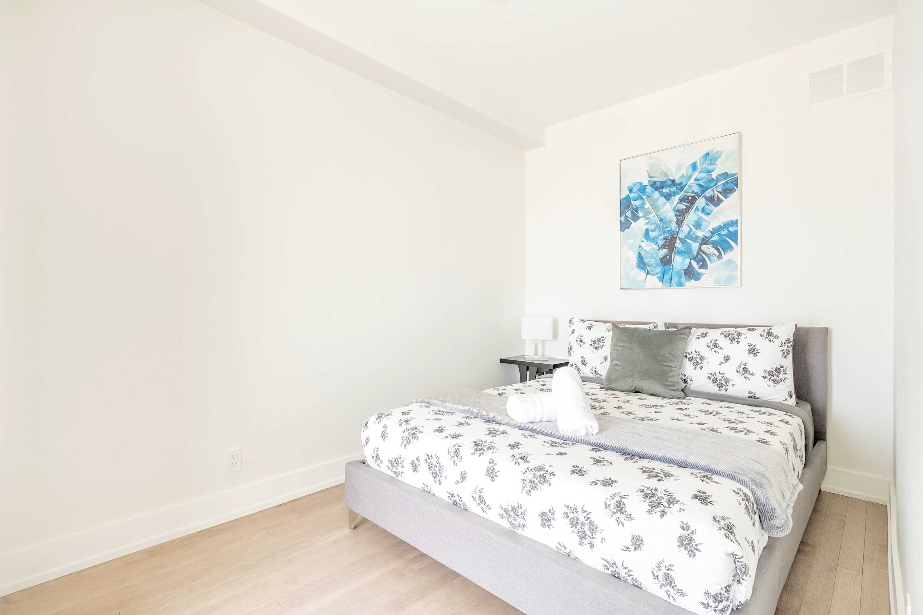 Contemporary 3BR w Natural Light High Park North | Photo 20