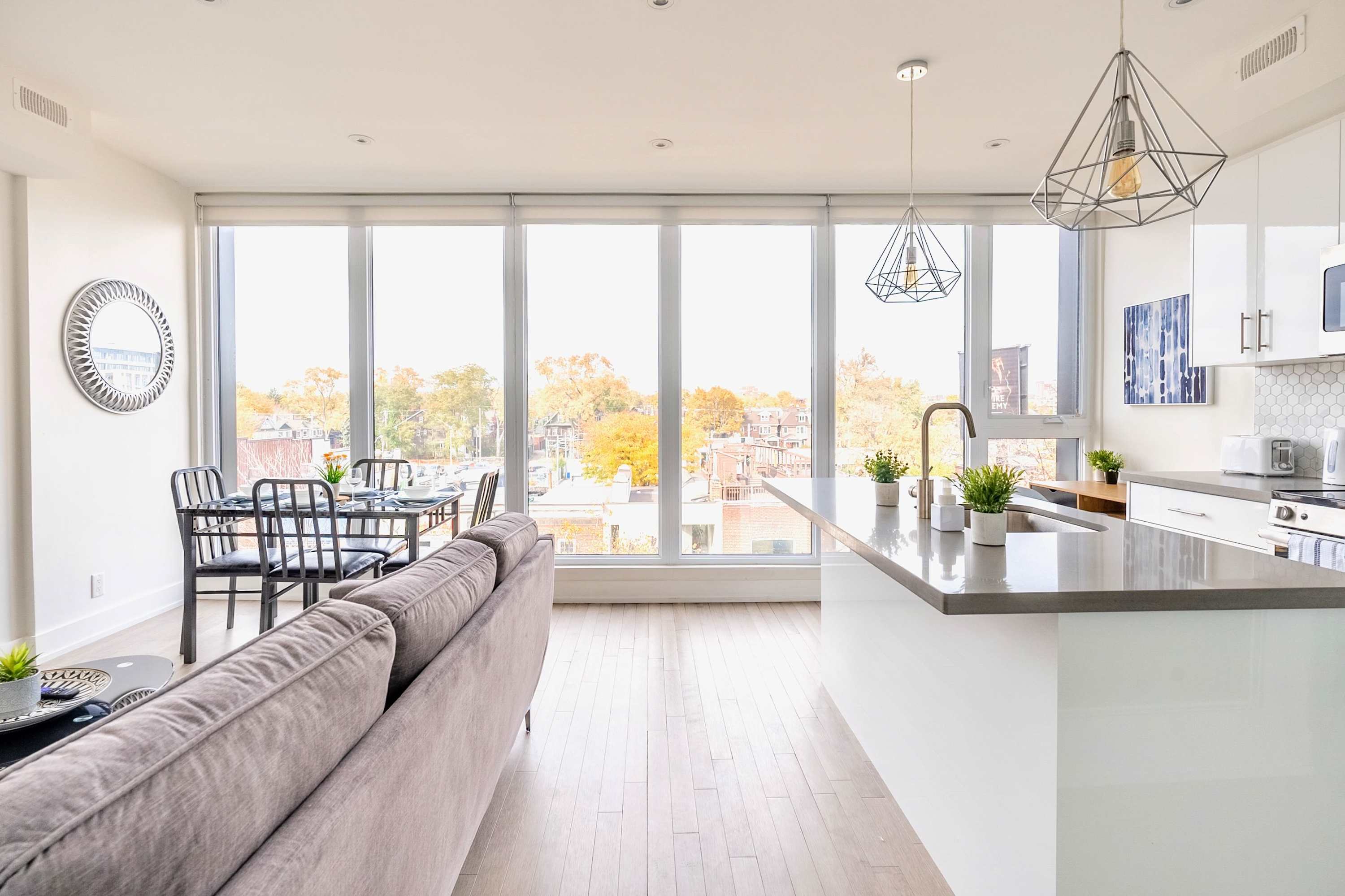 Contemporary 3BR w Natural Light High Park North | Photo 6
