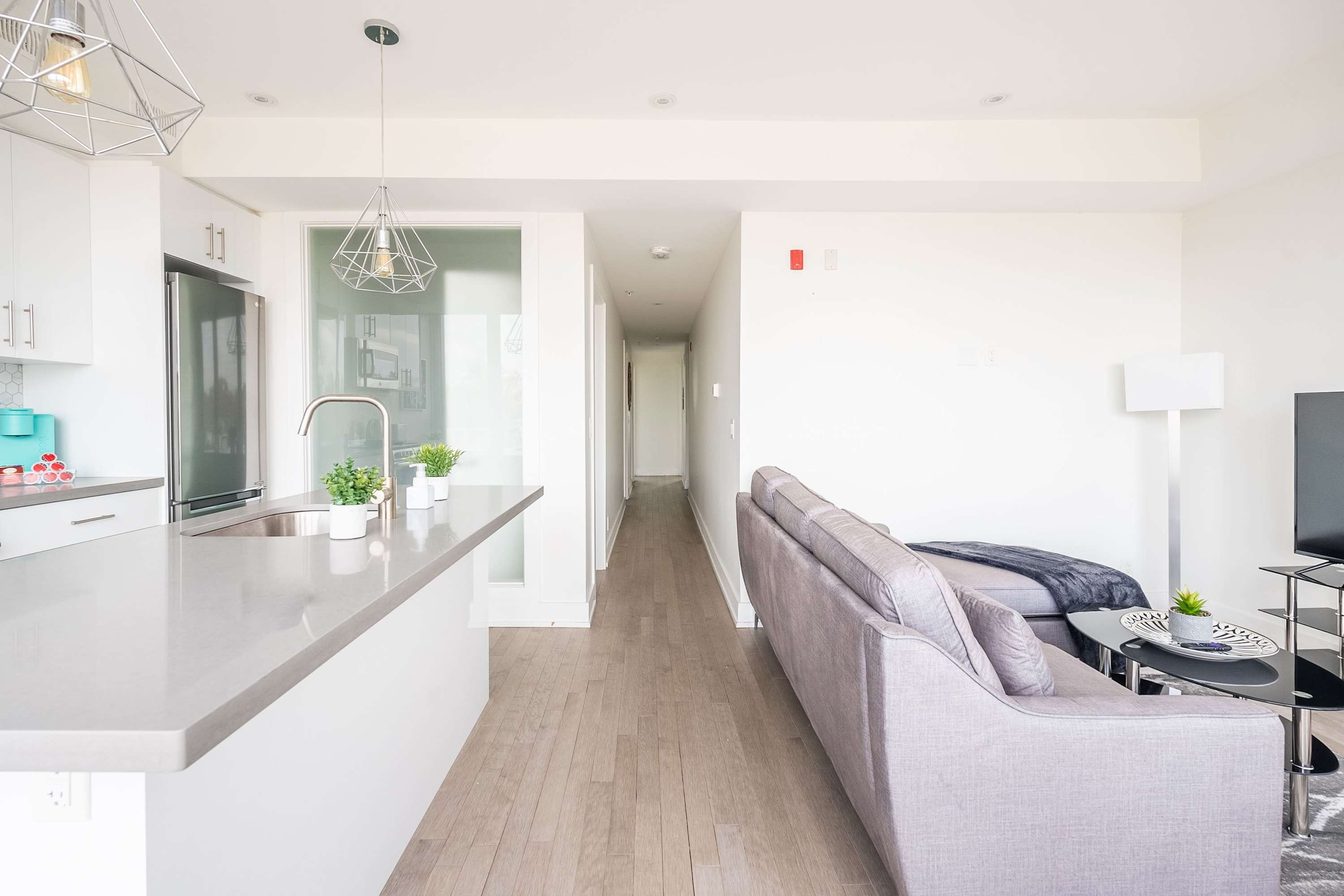 Contemporary 3BR w Natural Light High Park North | Photo 7