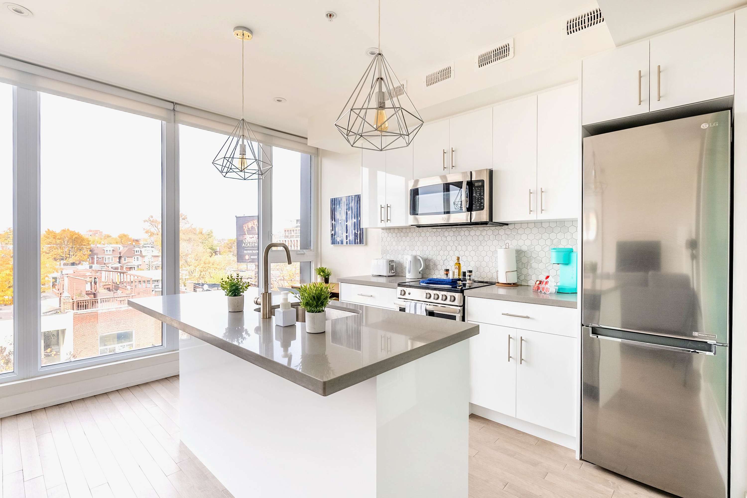 Contemporary 3BR w Natural Light High Park North | Photo 9