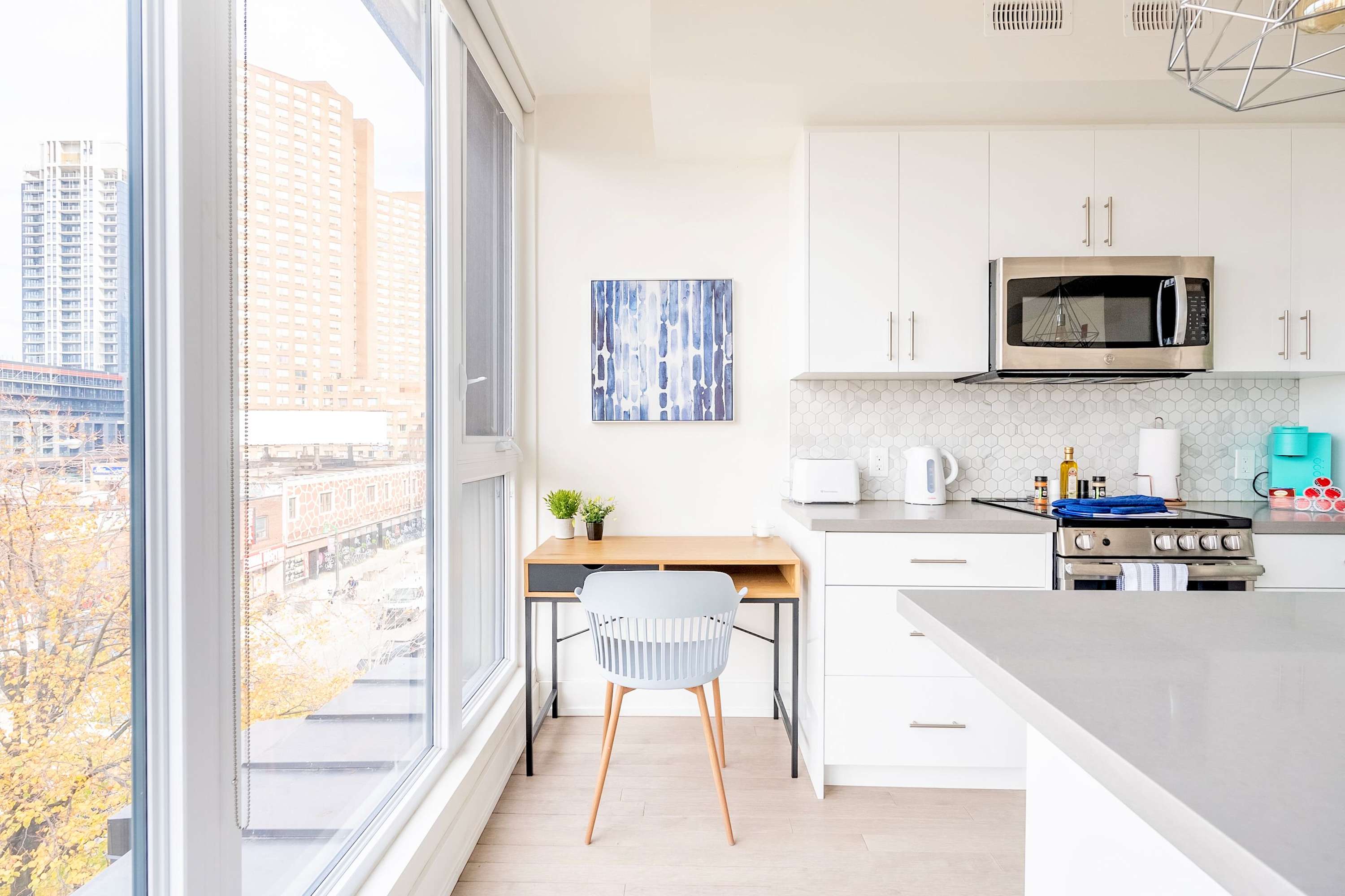 Contemporary 3BR w Natural Light High Park North | Photo 11