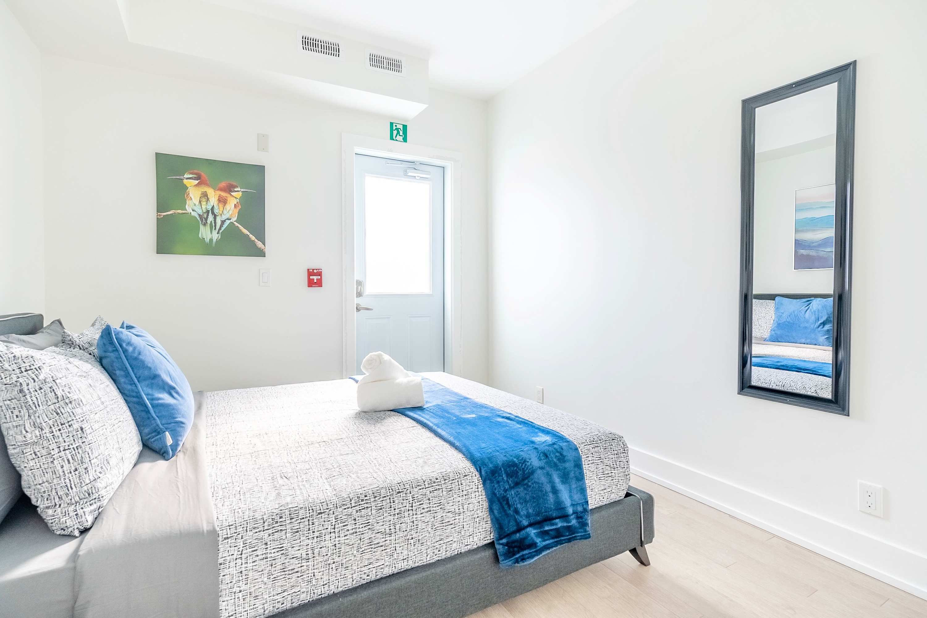 Contemporary 3BR w Natural Light High Park North | Photo 16