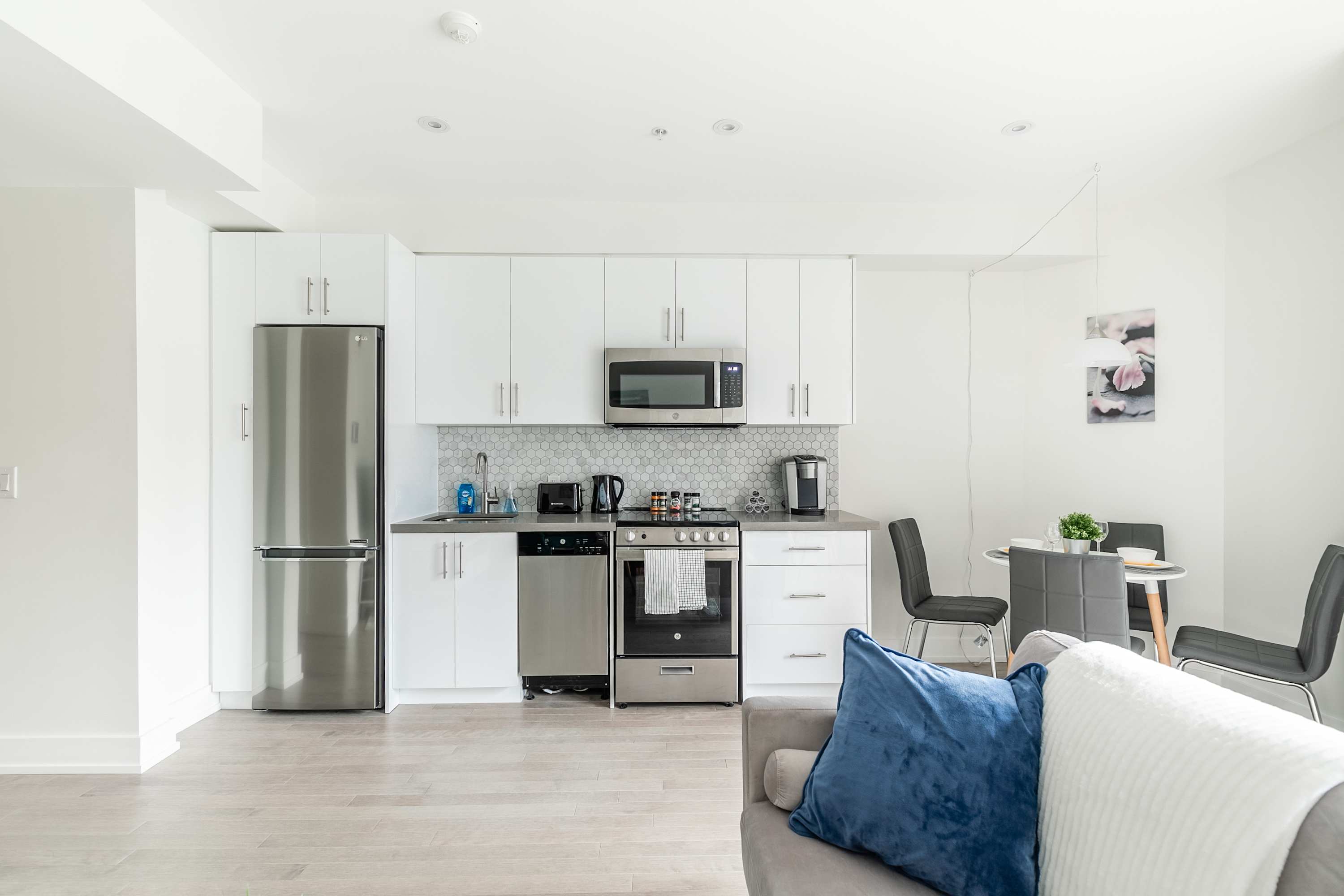 Stylish 3BR Condo near High Park Trails | Photo 7