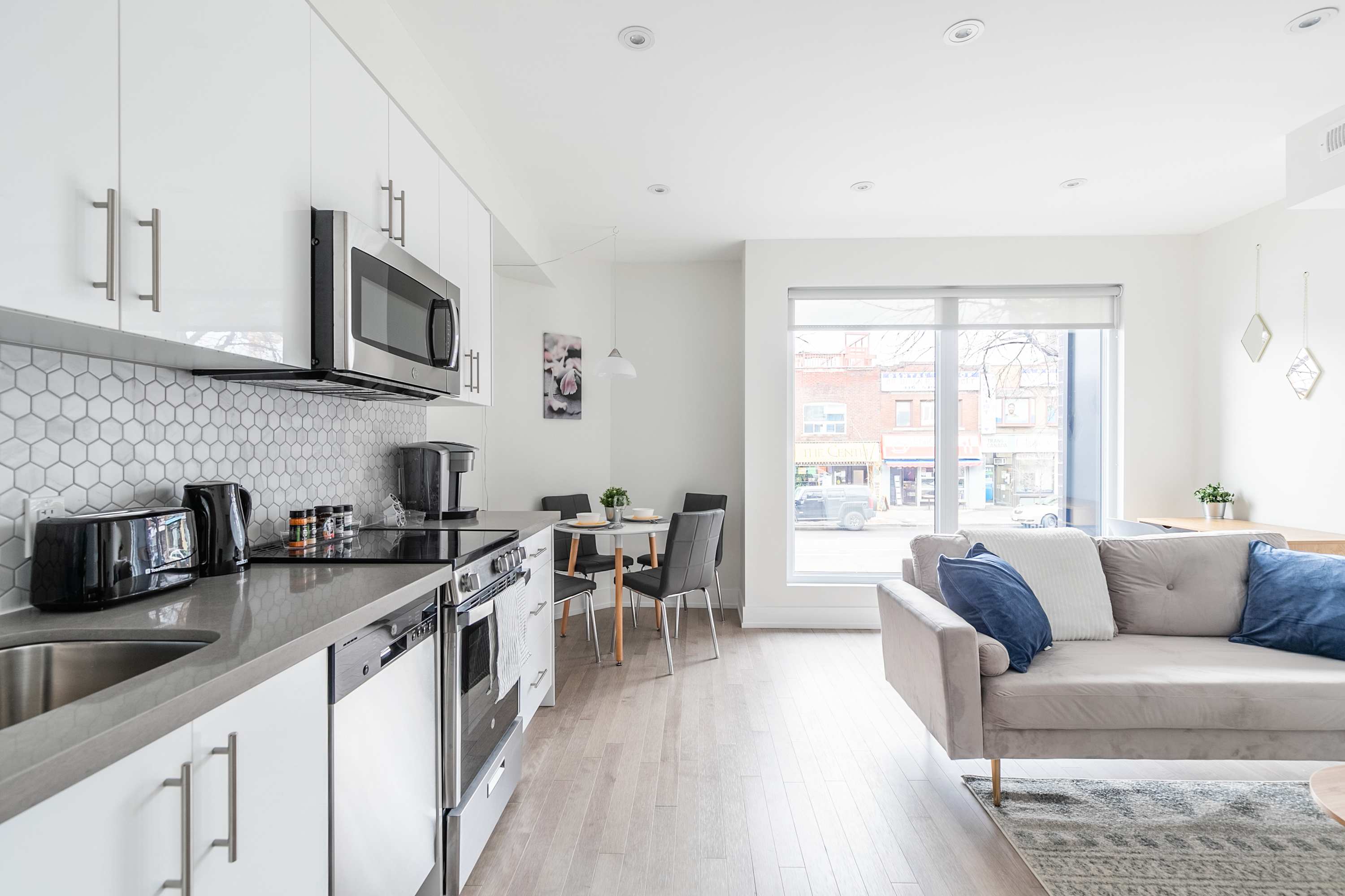 Stylish 3BR Condo near High Park Trails | Photo 8