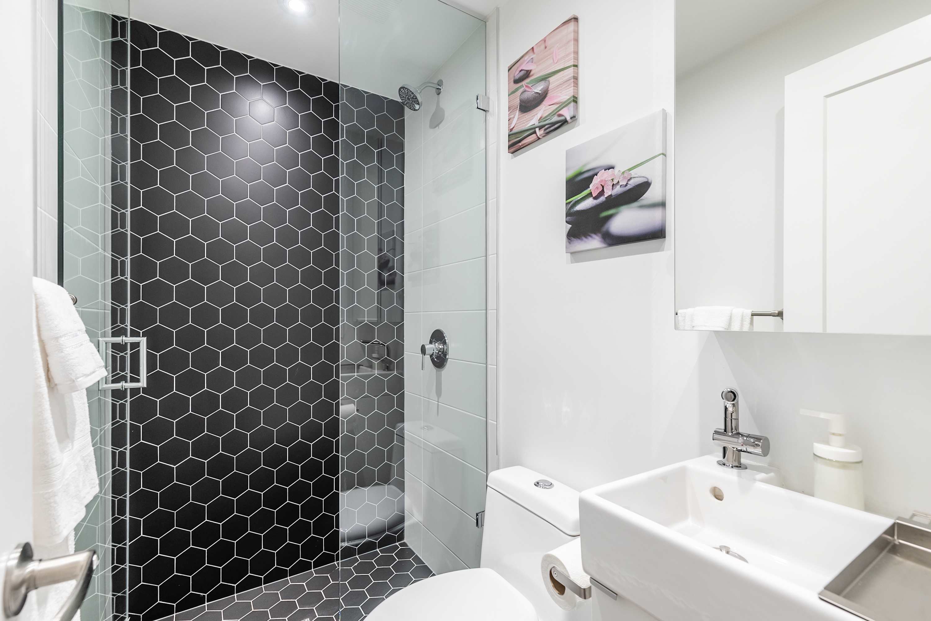 Stylish 3BR Condo near High Park Trails | Photo 18