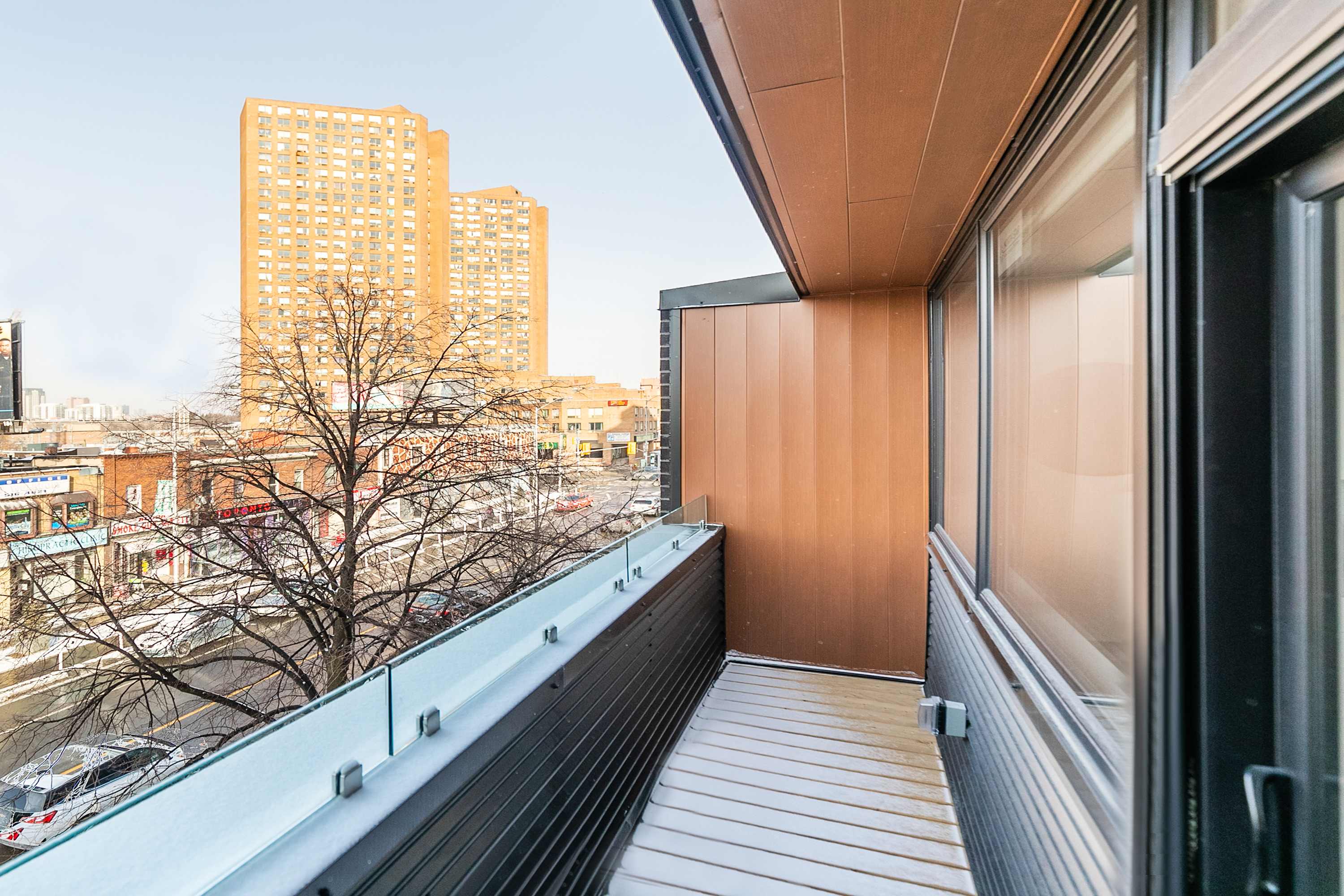 Bright Inviting 3BR Suite near High Park | Photo 4