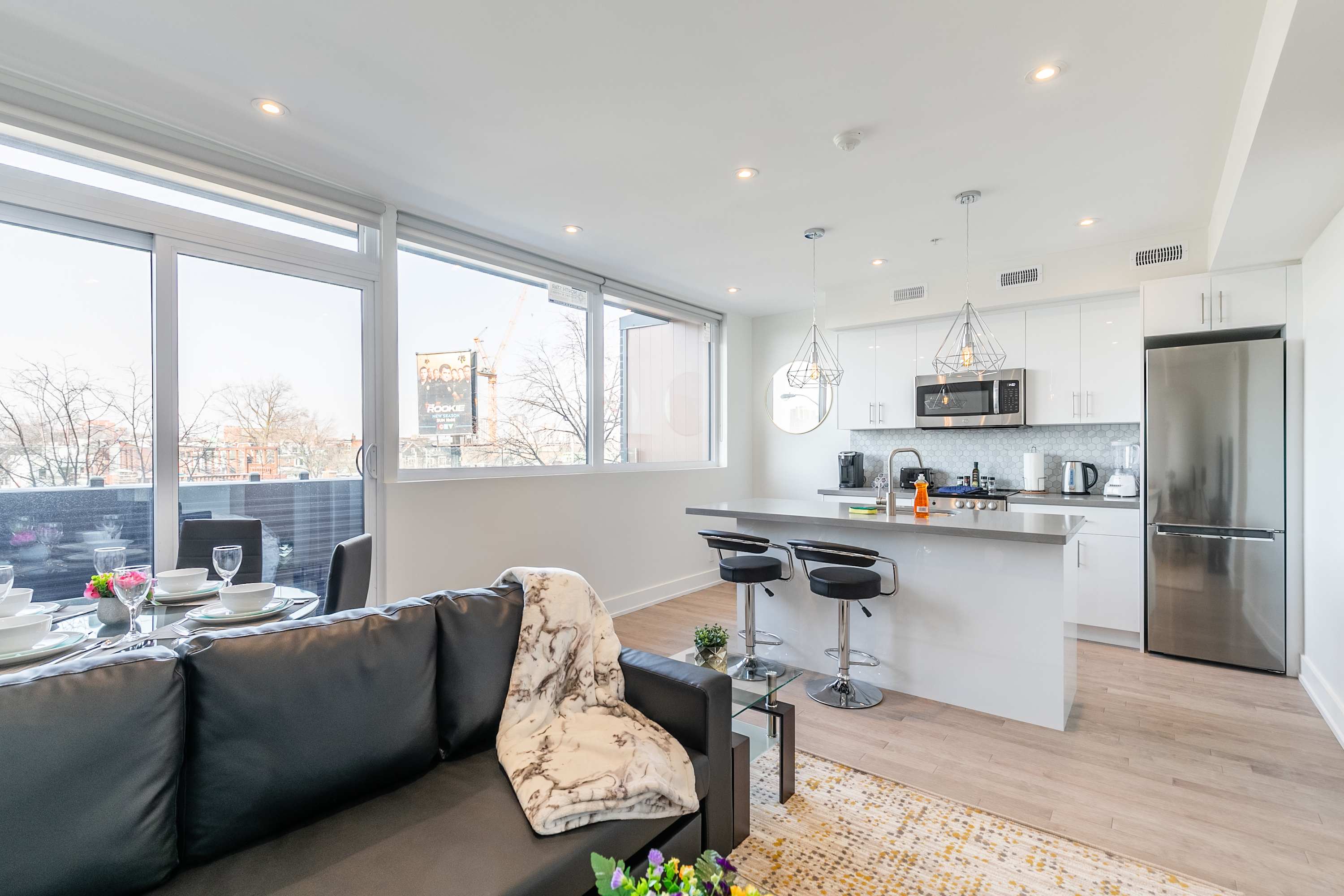 Bright Inviting 3BR Suite near High Park | Photo 8