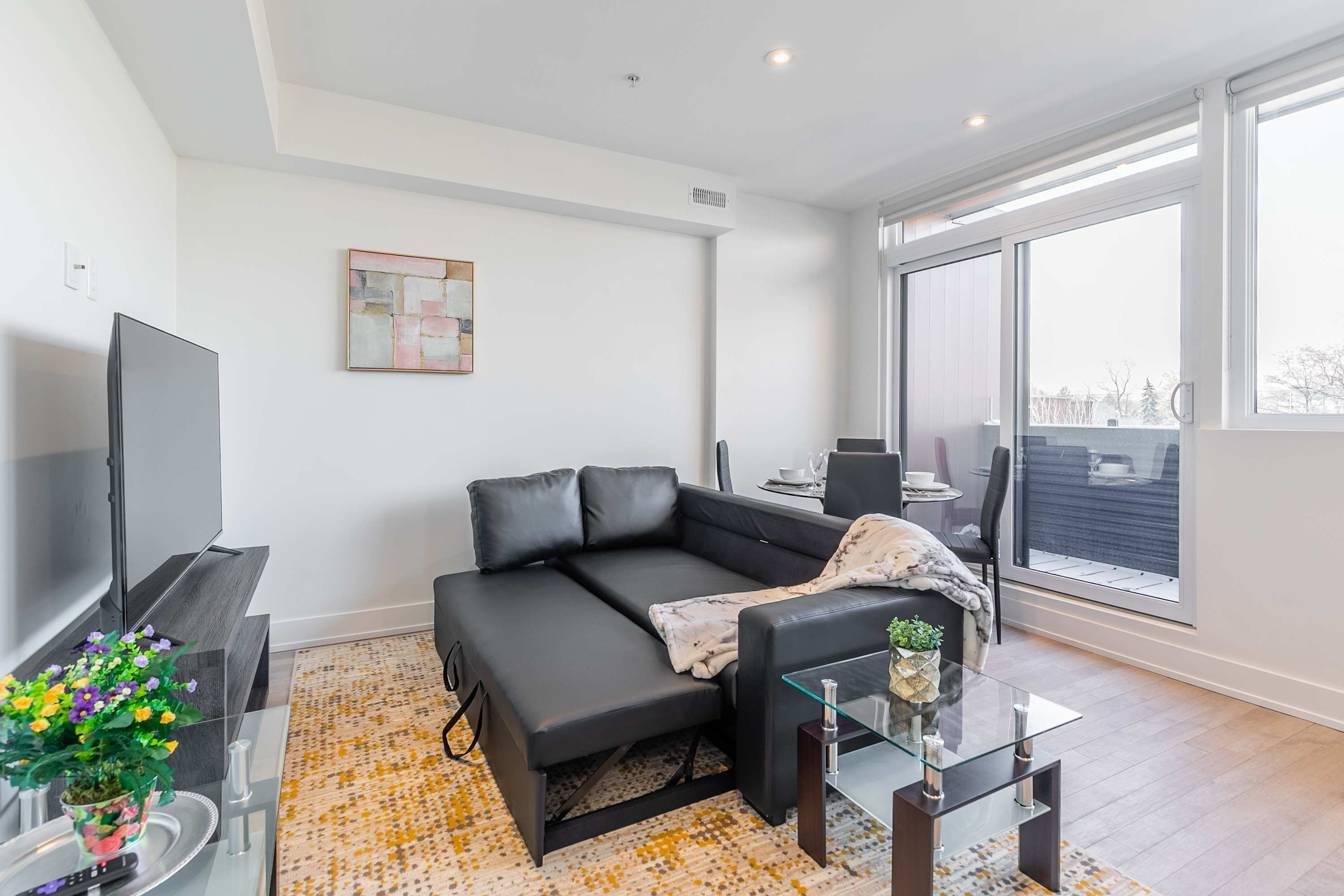 Bright Inviting 3BR Suite near High Park | Photo 7