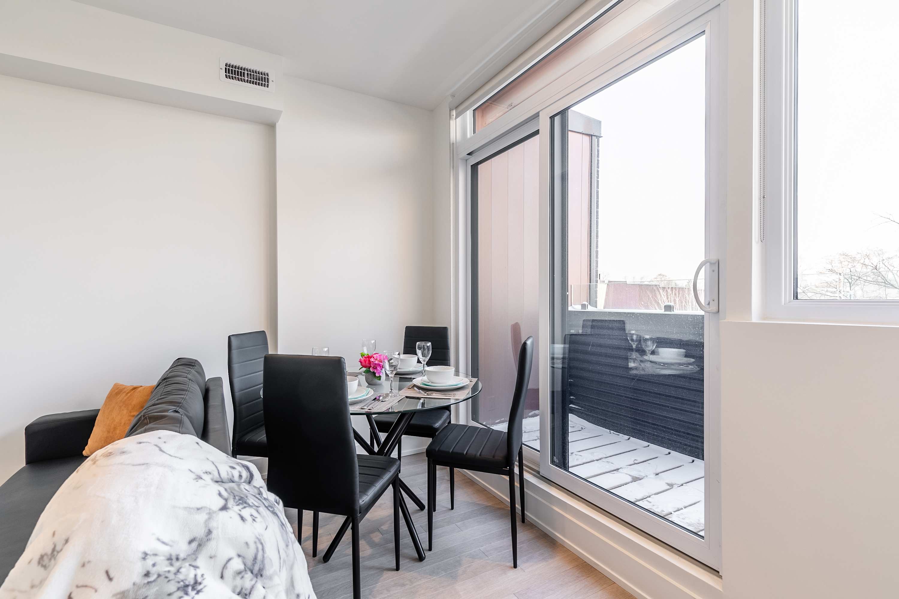 Bright Inviting 3BR Suite near High Park | Photo 2