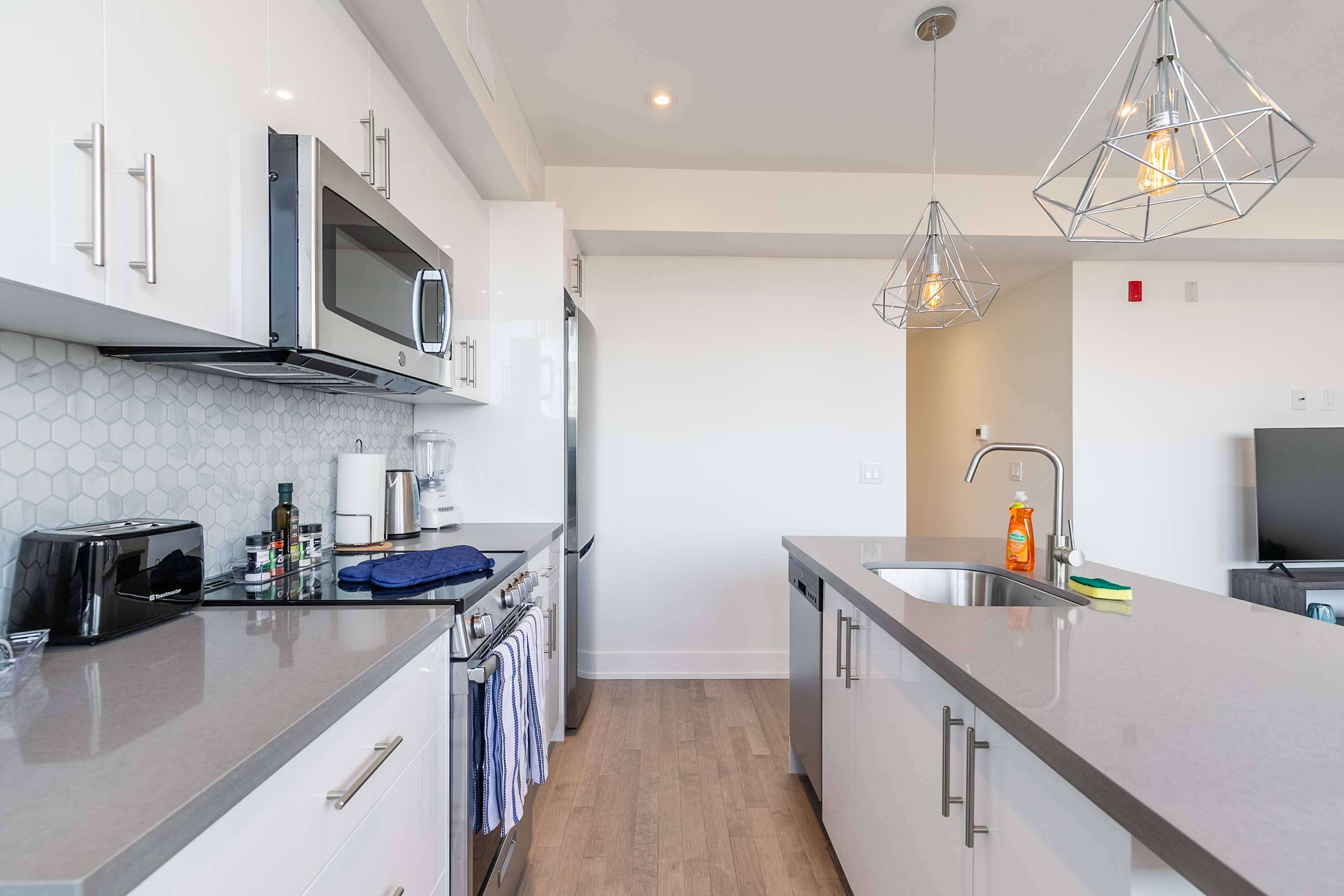 Bright Inviting 3BR Suite near High Park | Photo 10