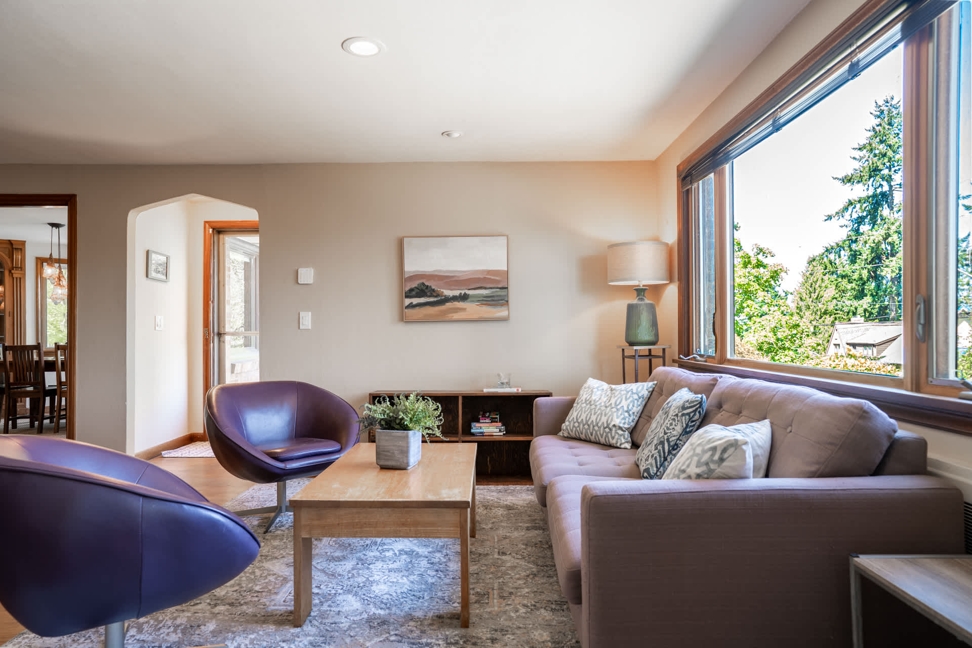 Bright Escape With Peek-a-boo Water Views - Spacious And Inviting Retreat - Seattle