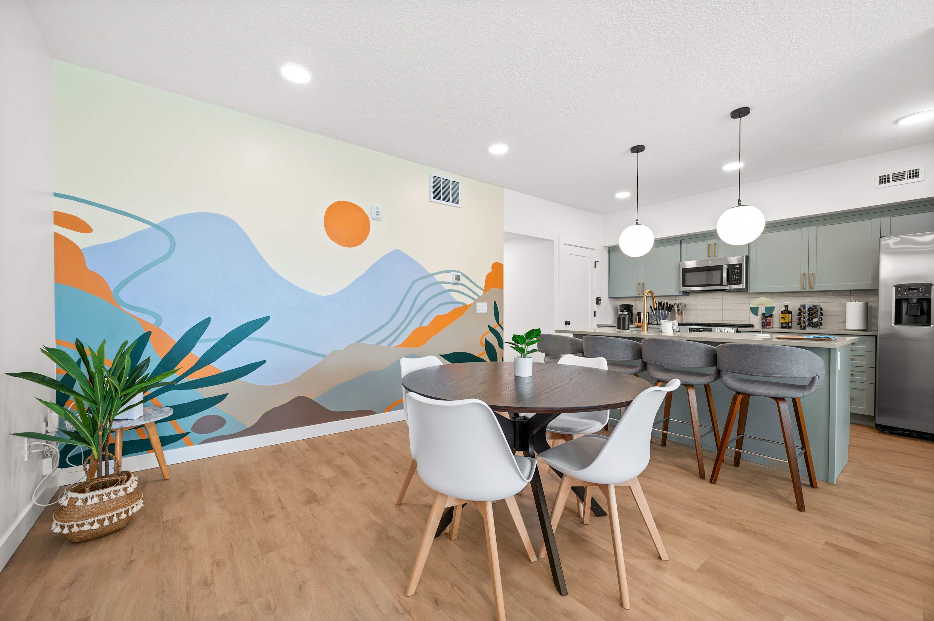 SLC - Airport - 2BR Townhome King BD - Garage