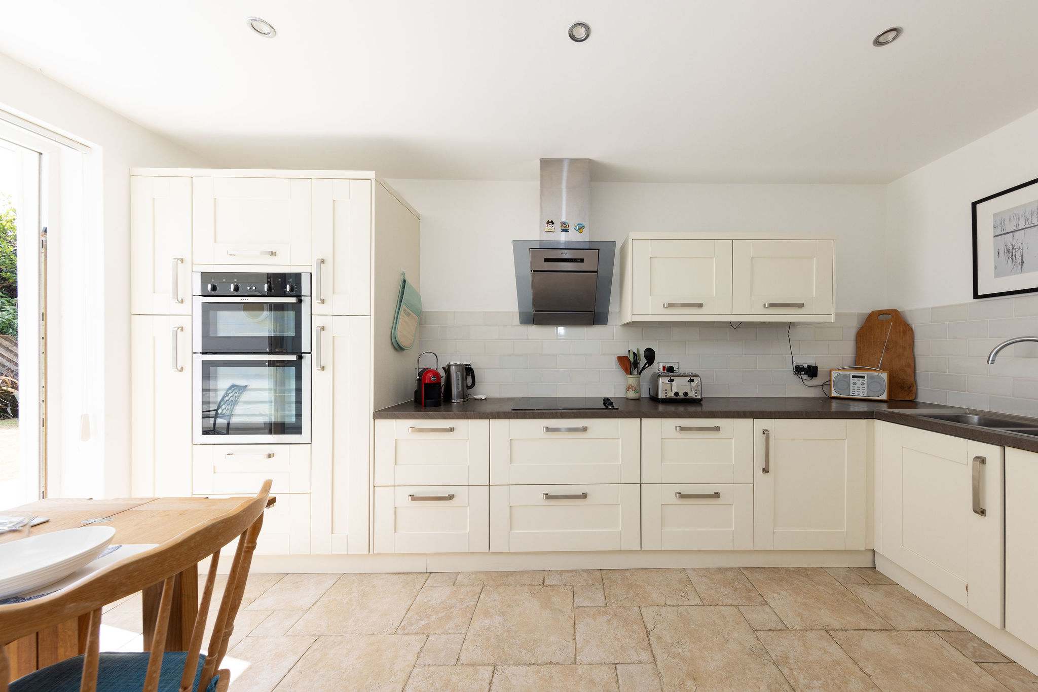 Bright and well-equipped kitchen with double oven and coffee machine