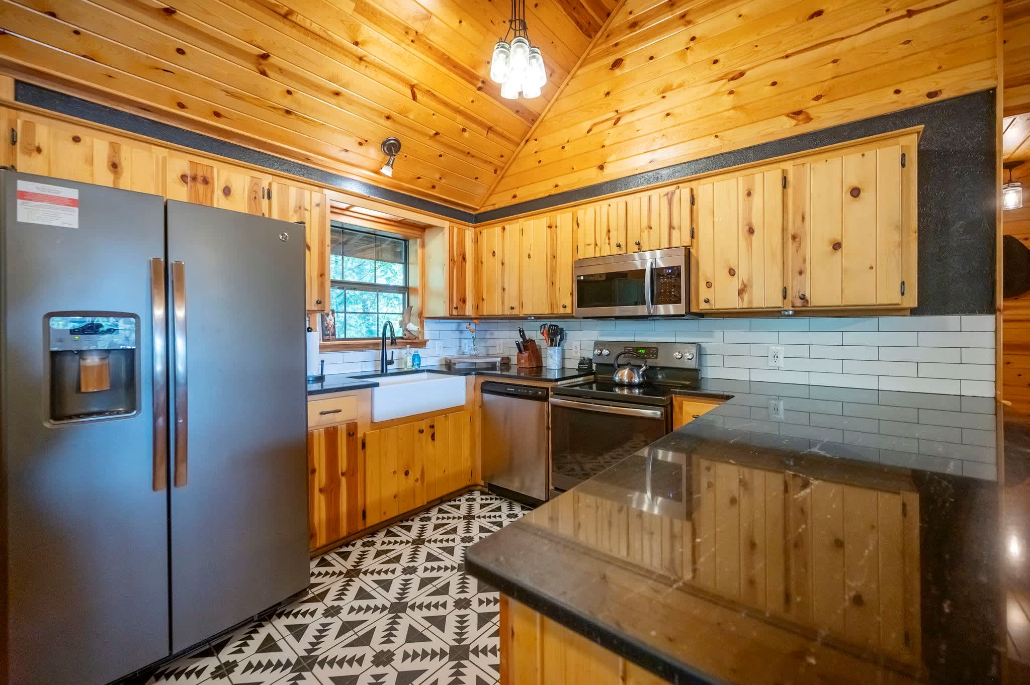 Kalo Cabin |Secluded | hot tub | pond | firepit 8