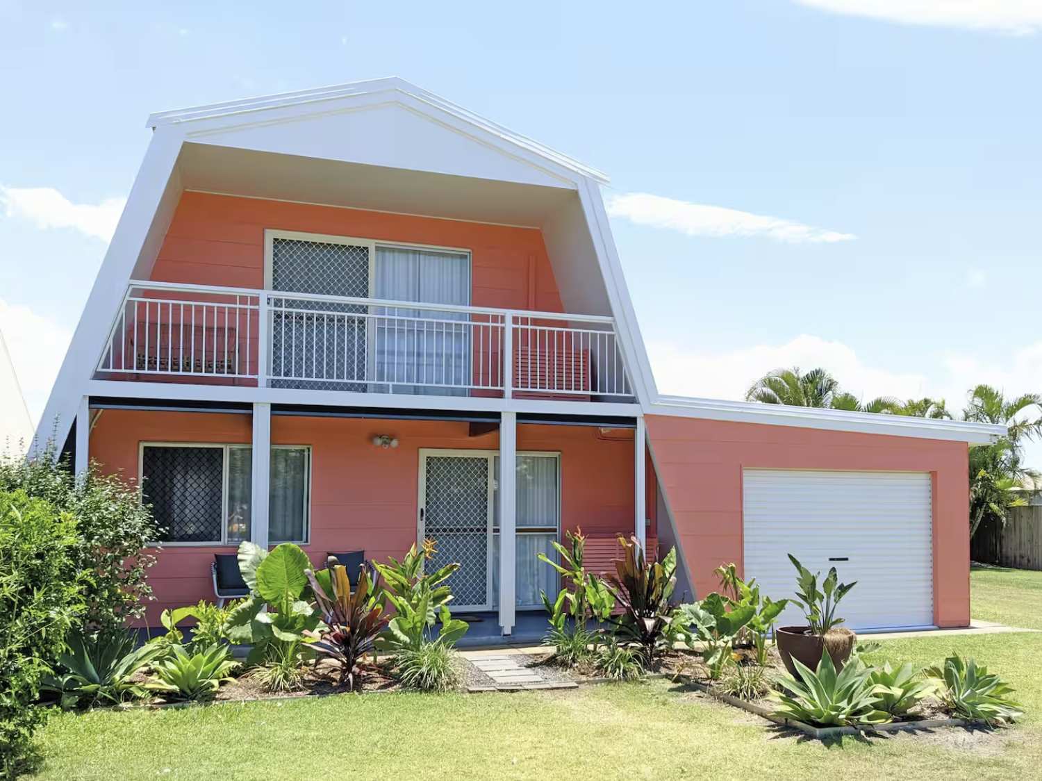 Beach Bungalow | Walk to Bargara Beach | Pet-Friendly + Fast Wi-Fi — Bargara, Queensland — vacation rental