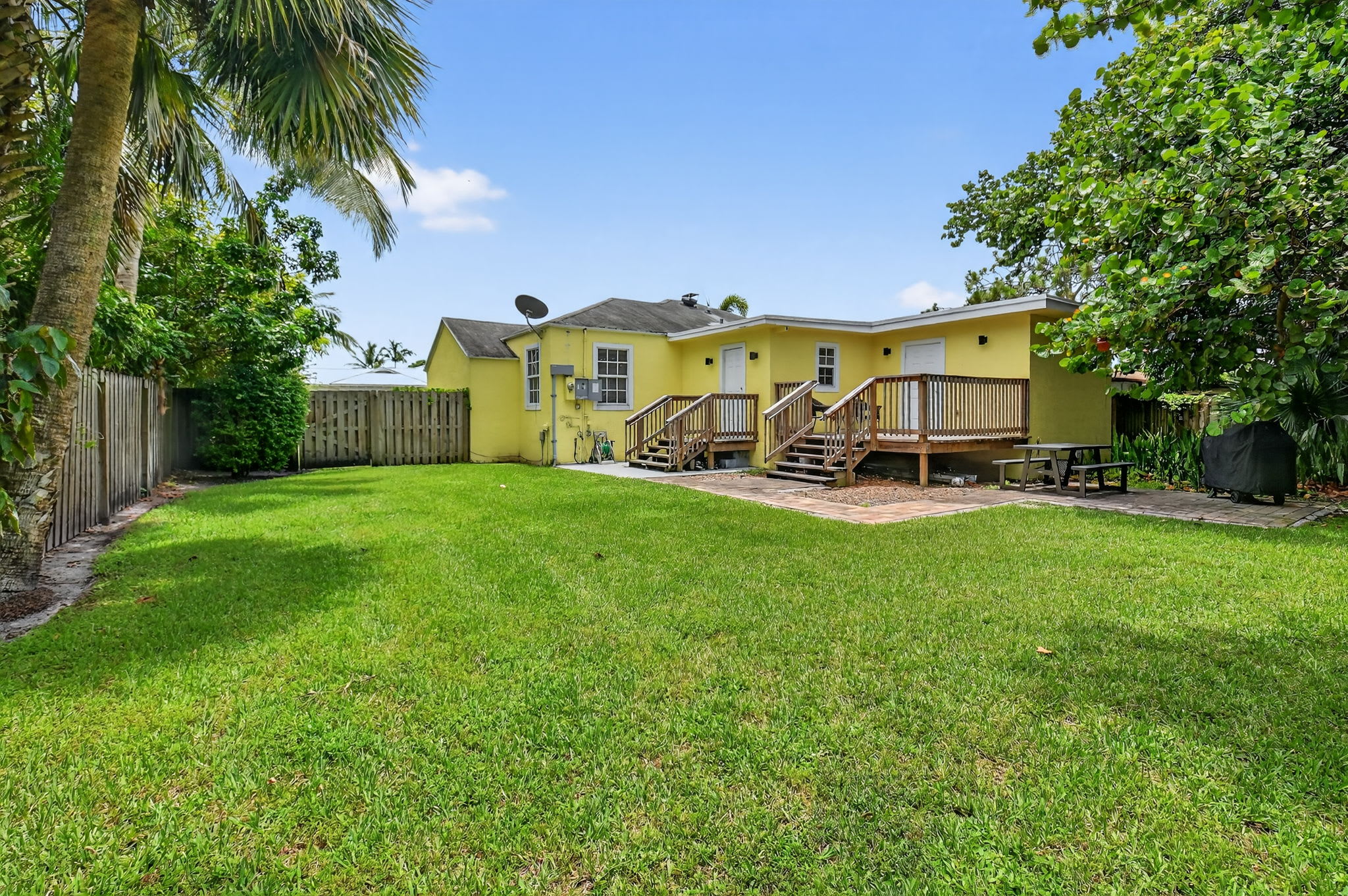 The fenced back yard is ideal for days spend enjoying the Florida sunshine!​