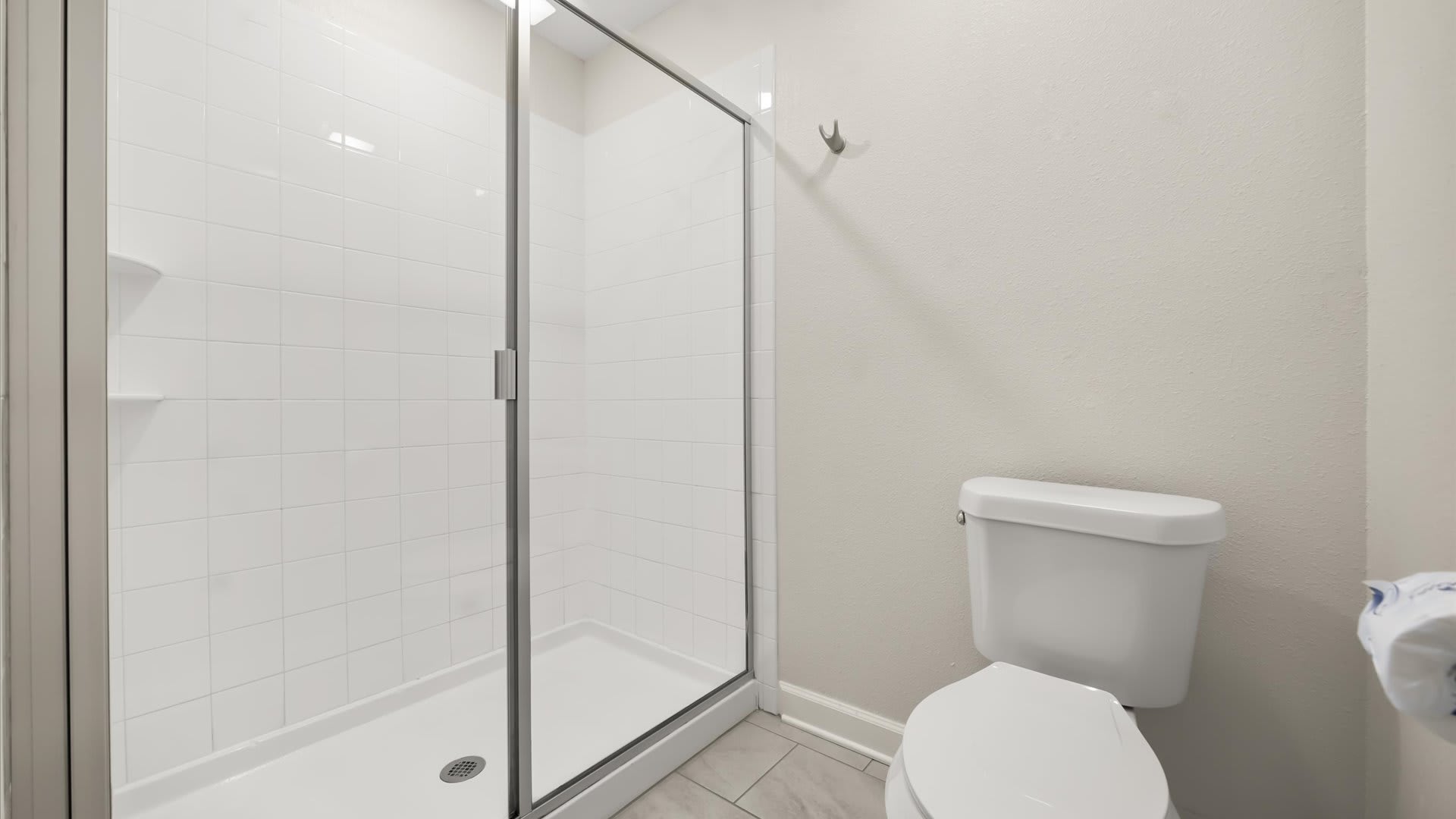 En-suite bathroom with spacious standing shower 