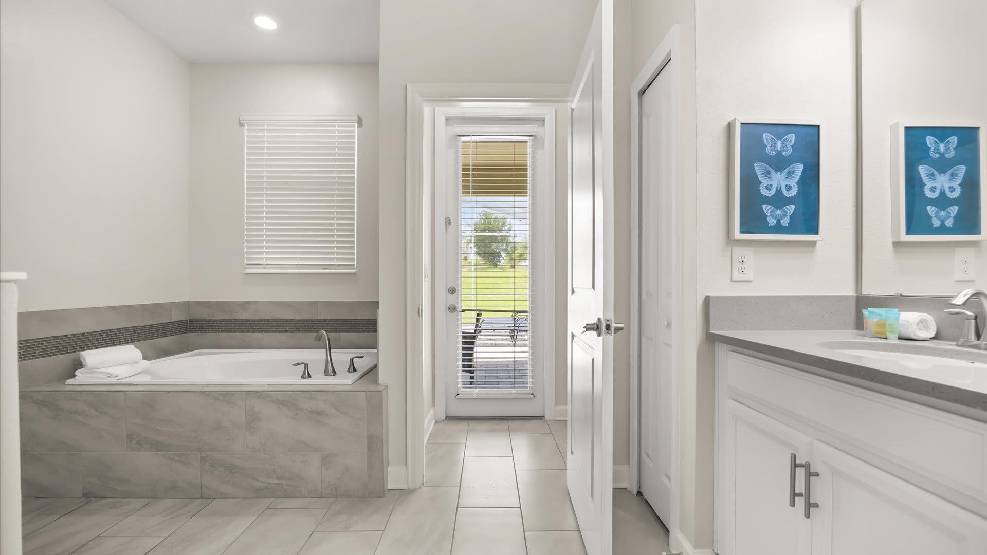 En-suite bathroom with spa-like bathtub